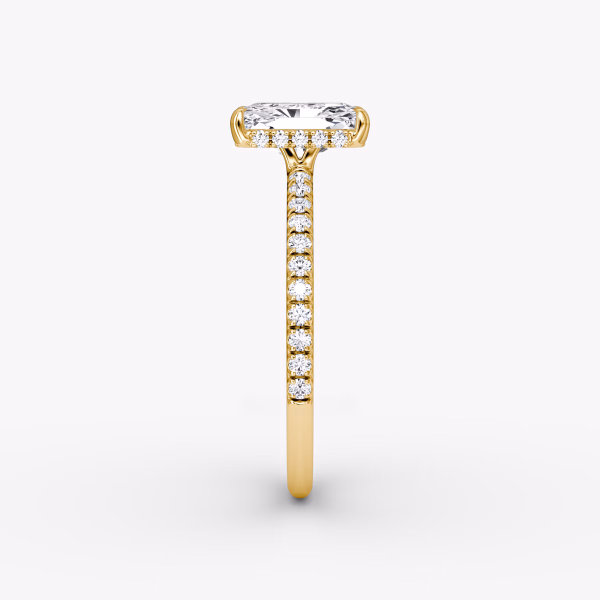 Anillo de compromiso Signature | Radiante | 18k | Oro amarillo | bandAccent: Pavé | bandWidth: standard | hiddenHalo: yes | diamondOrientation: vertical | caratWeight: other