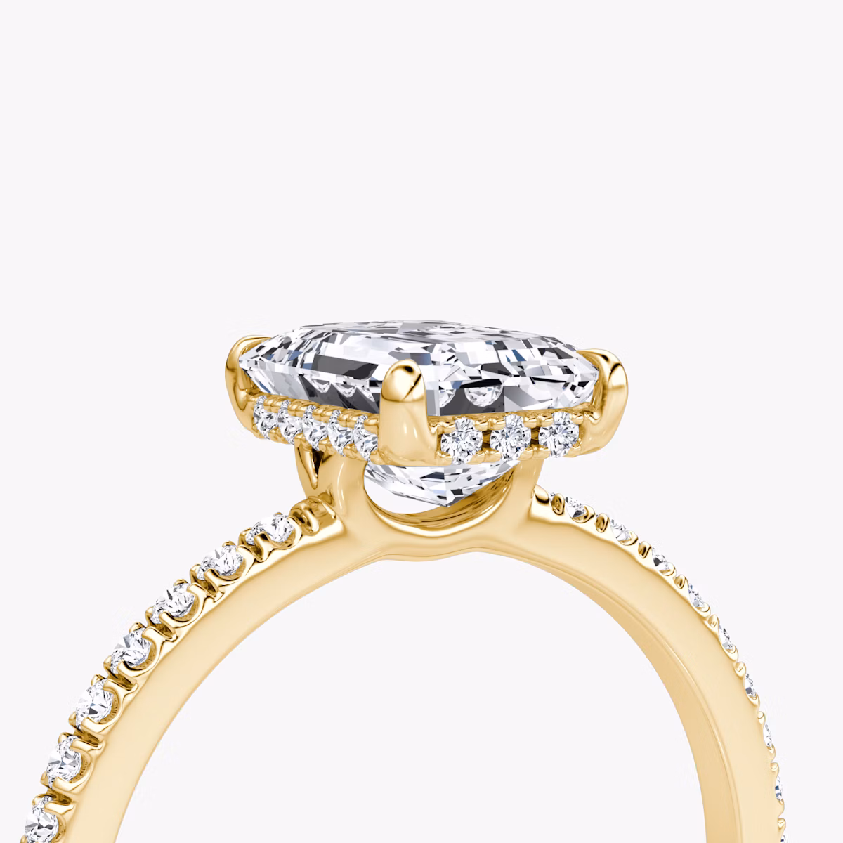 Anillo de compromiso Signature | Esmeralda | 18k | Oro amarillo | bandAccent: Pavé | bandWidth: standard | hiddenHalo: yes | diamondOrientation: vertical | caratWeight: other