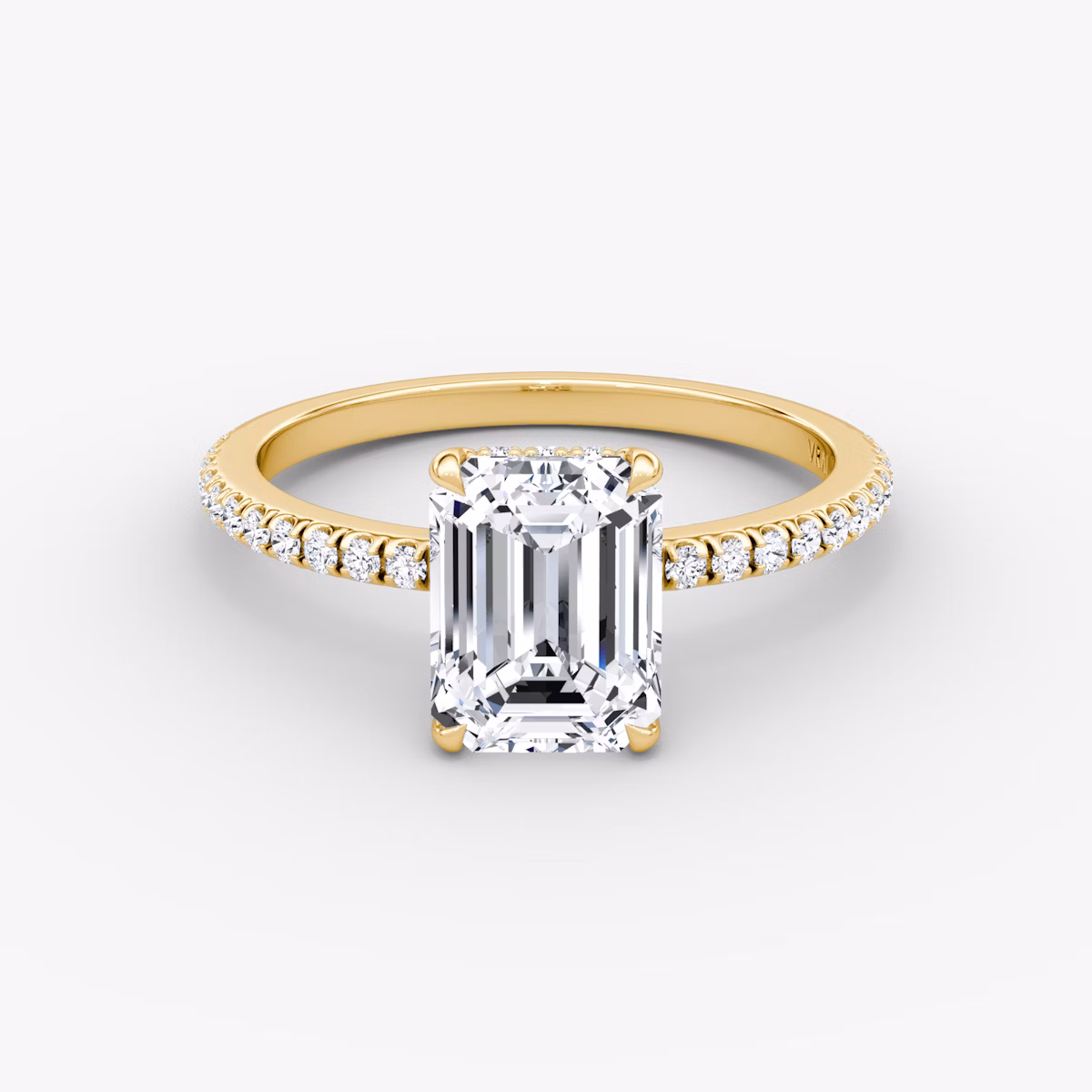 Anillo de compromiso Signature | Esmeralda | 18k | Oro amarillo | bandAccent: Pavé | bandWidth: standard | hiddenHalo: yes | diamondOrientation: vertical | caratWeight: other