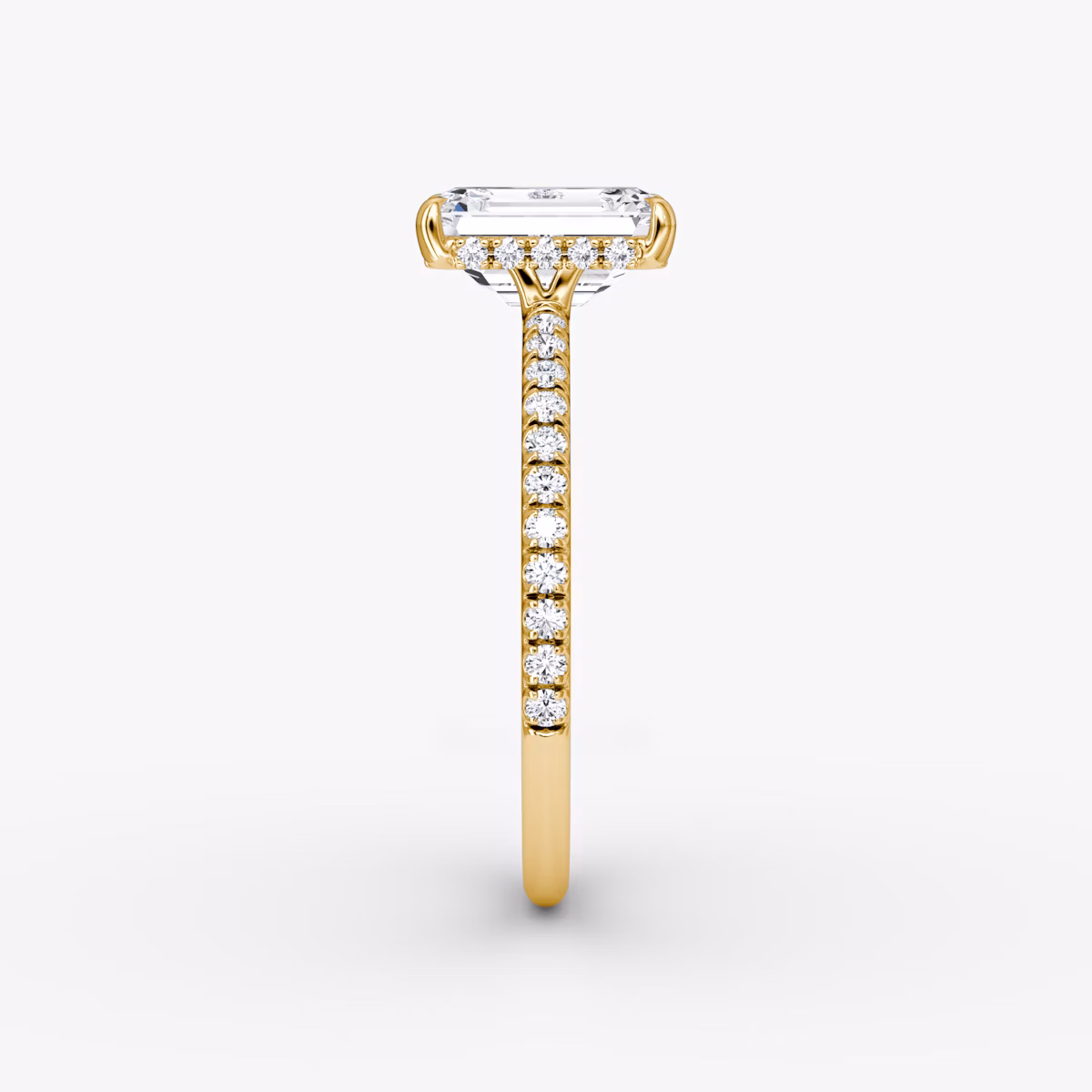 Anillo de compromiso Signature | Esmeralda | 18k | Oro amarillo | bandAccent: Pavé | bandWidth: standard | hiddenHalo: yes | diamondOrientation: vertical | caratWeight: other