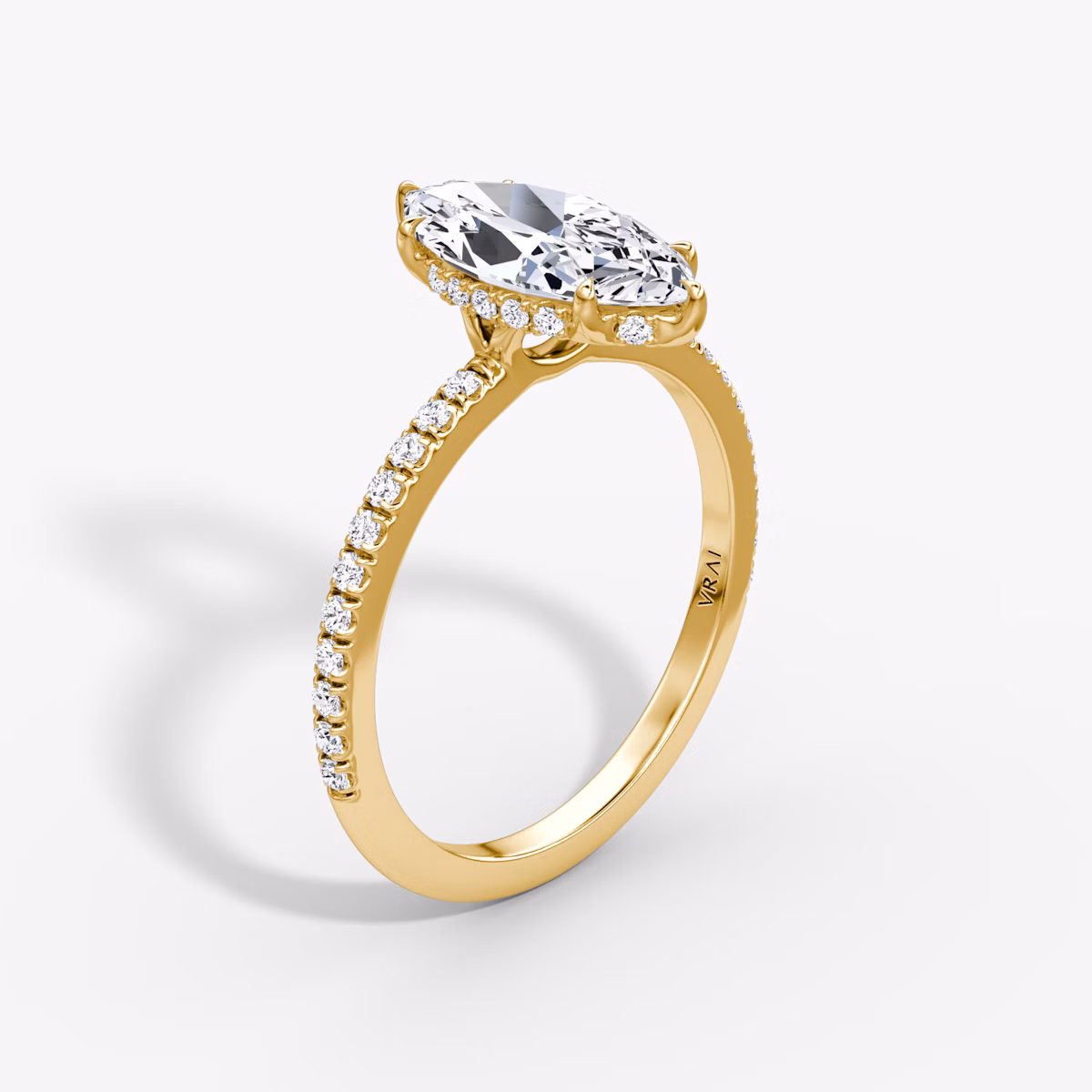 Signature | Marquise | 18k | Gelbgold | bandAccent: Mit Pavé-Besatz | bandWidth: standard | hiddenHalo: yes | diamondOrientation: vertical | caratWeight: other