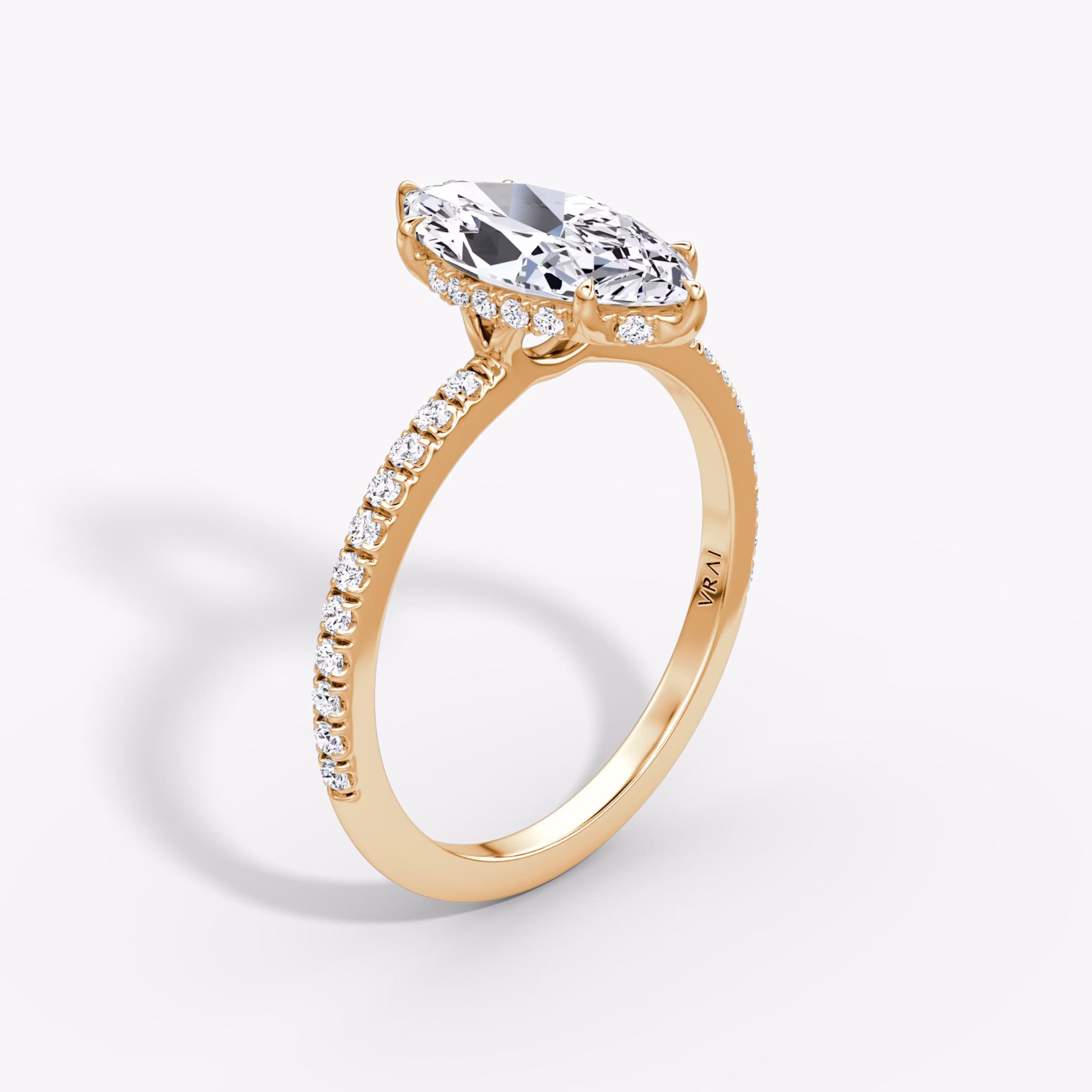 Signature | Marquise | 14k | Roségold | bandAccent: Mit Pavé-Besatz | bandWidth: standard | hiddenHalo: yes | diamondOrientation: vertical | caratWeight: other