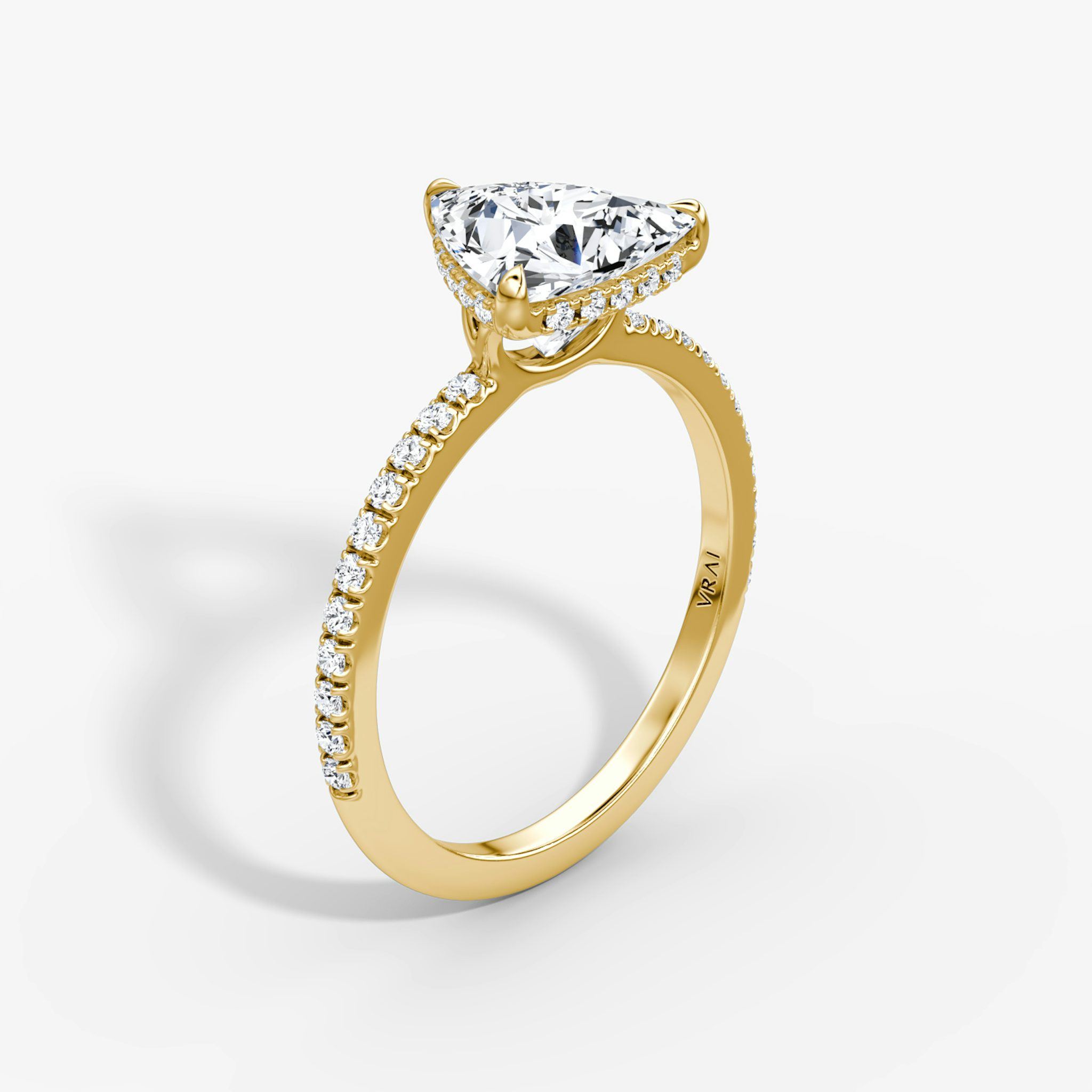 Signature | Trillant | 18k | Gelbgold | bandAccent: Mit Pavé-Besatz | bandWidth: standard | hiddenHalo: yes | diamondOrientation: horizontal | caratWeight: other