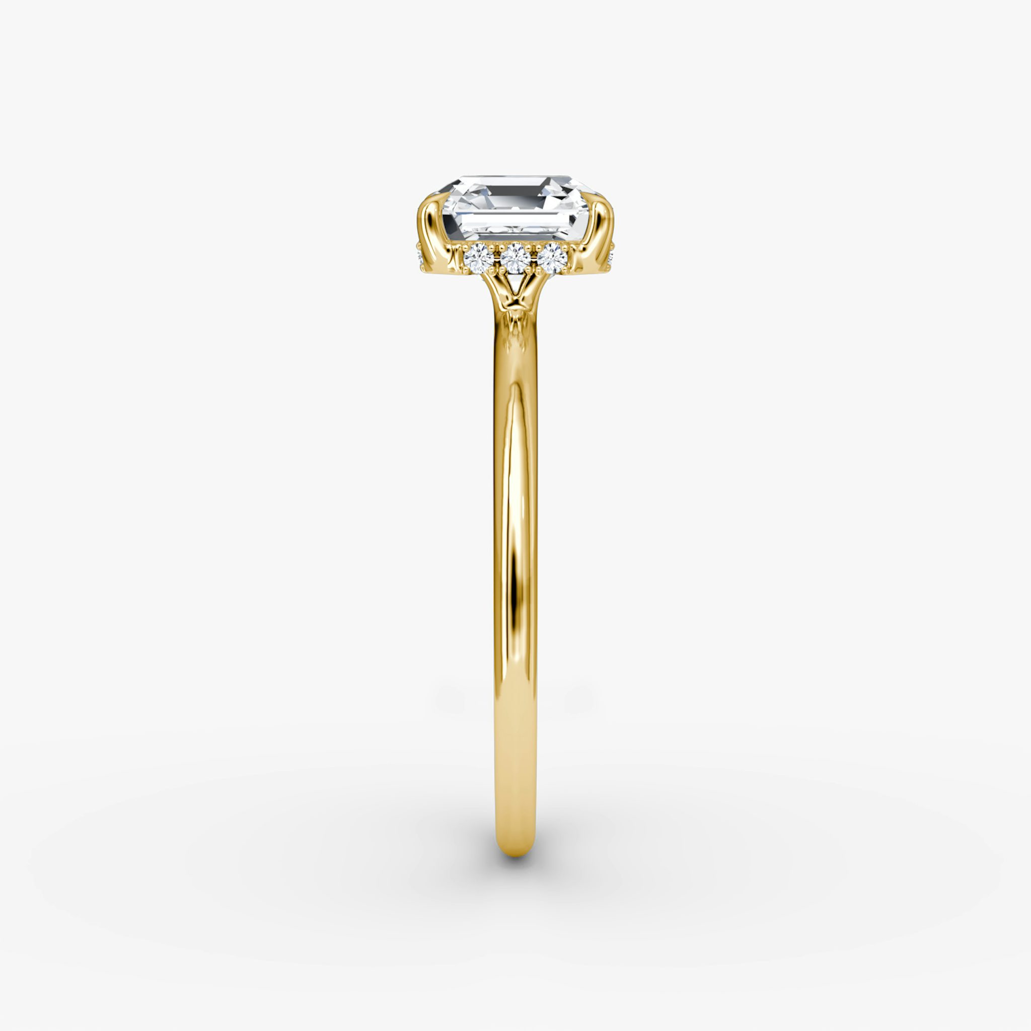 Anillo de compromiso Signature | Asscher | 18k | Oro amarillo | bandAccent: Simple | bandWidth: standard | hiddenHalo: yes | diamondOrientation: horizontal | caratWeight: other