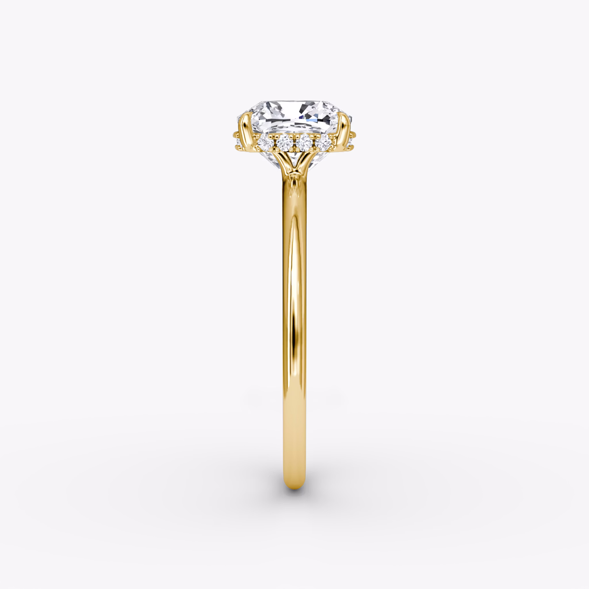 Anillo de compromiso Signature | Cojín | 18k | Oro amarillo | bandAccent: Simple | bandWidth: standard | hiddenHalo: yes | diamondOrientation: horizontal | caratWeight: other