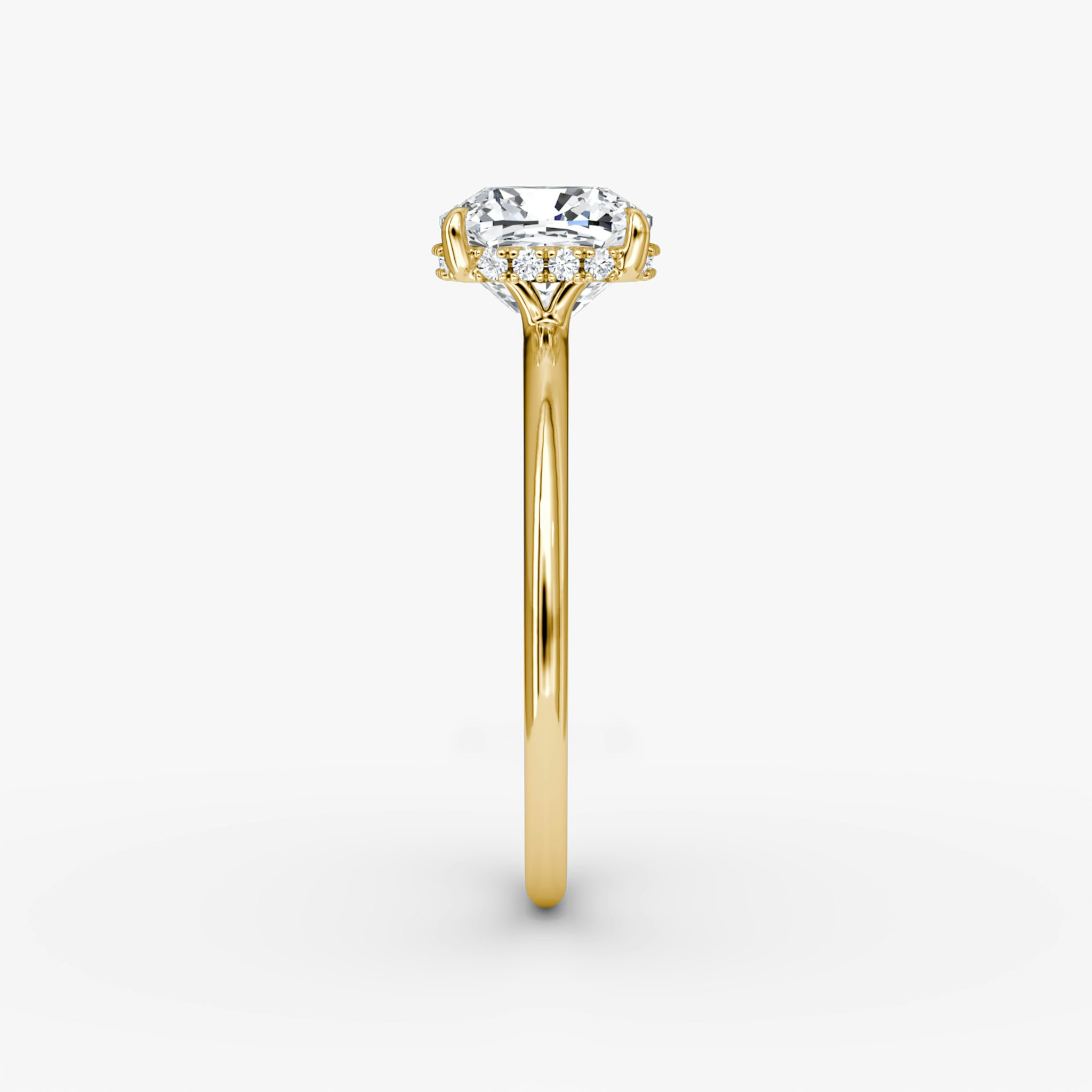 Anillo de compromiso Signature | Cojín | 18k | Oro amarillo | bandAccent: Simple | bandWidth: standard | hiddenHalo: yes | diamondOrientation: horizontal | caratWeight: other