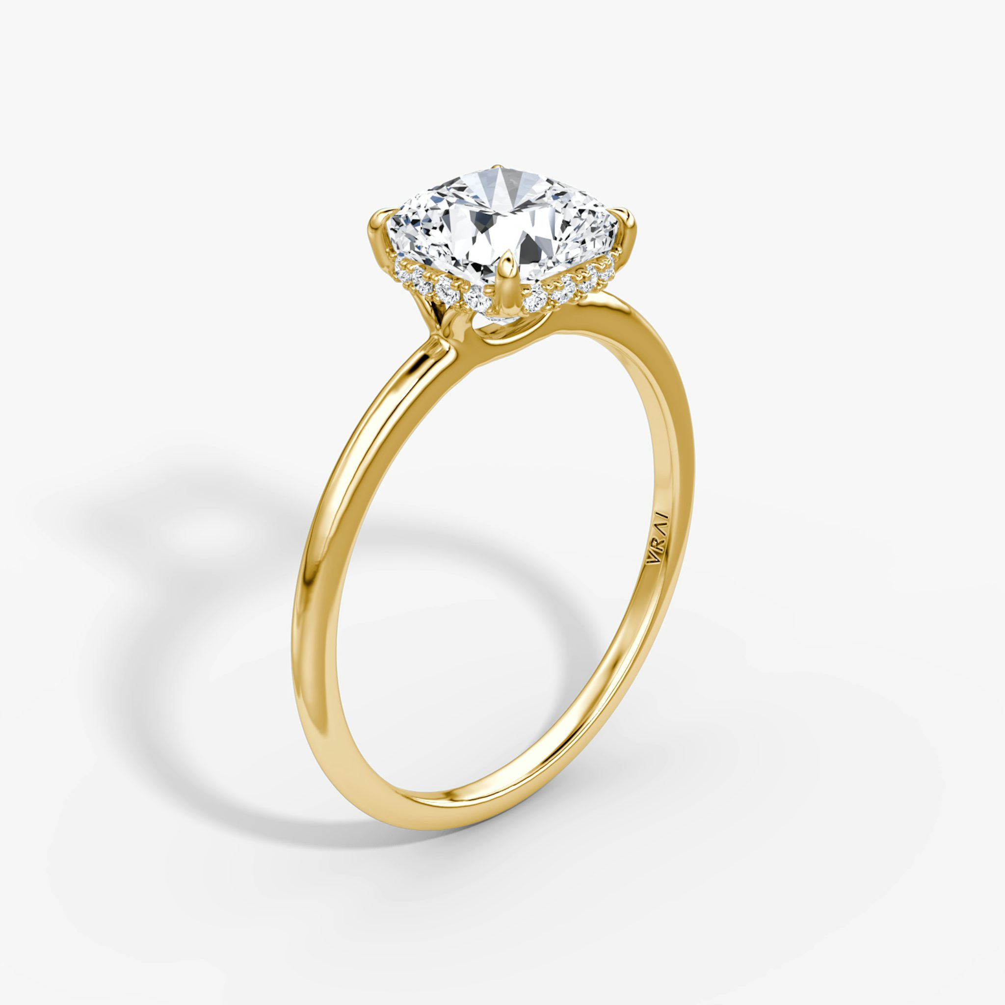 Anillo de compromiso Signature | Cojín | 18k | Oro amarillo | bandAccent: Simple | bandWidth: standard | hiddenHalo: yes | diamondOrientation: horizontal | caratWeight: other