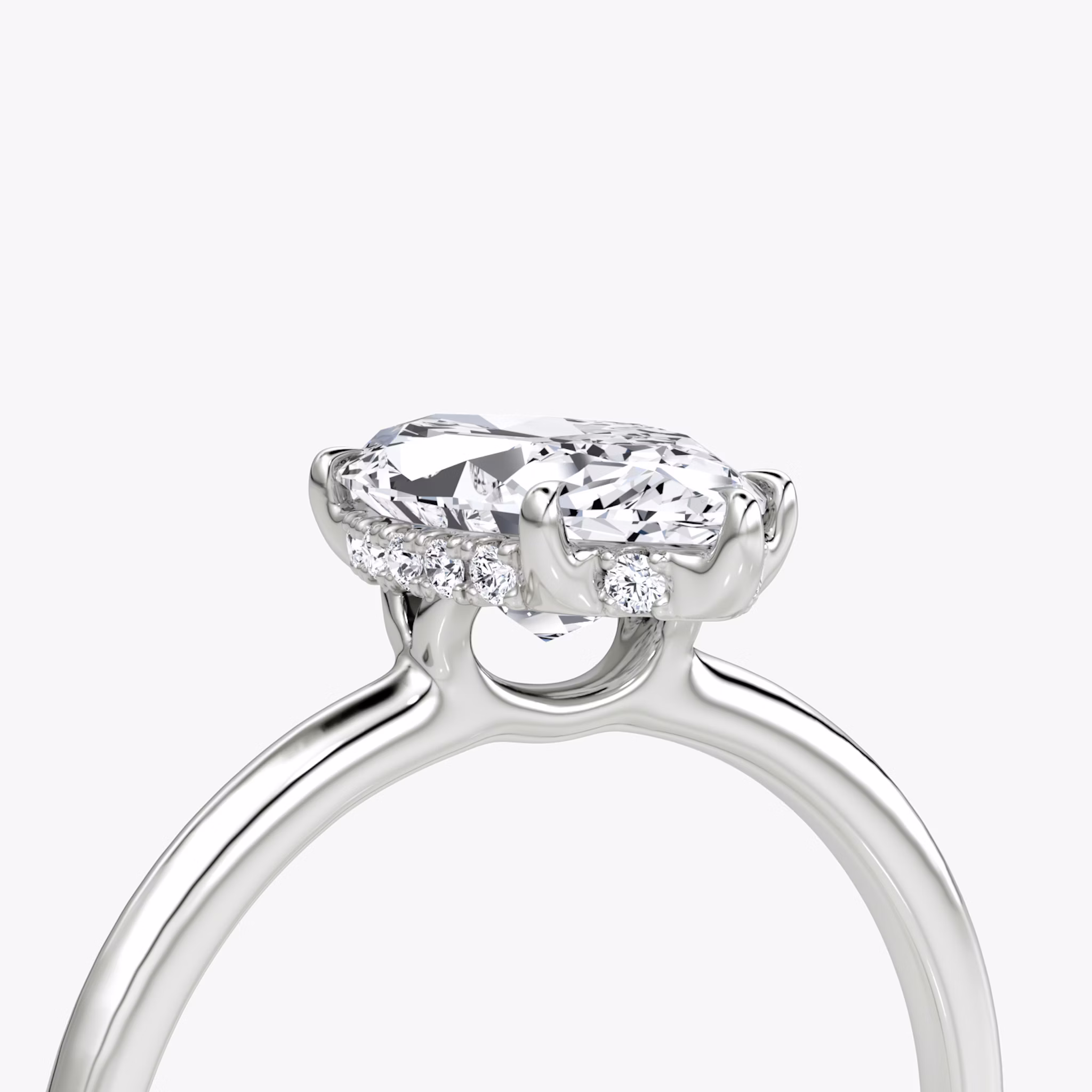 Anillo de compromiso Signature | Marquise | 18k | Oro blanco | bandAccent: Simple | bandWidth: standard | hiddenHalo: yes | diamondOrientation: vertical | caratWeight: other