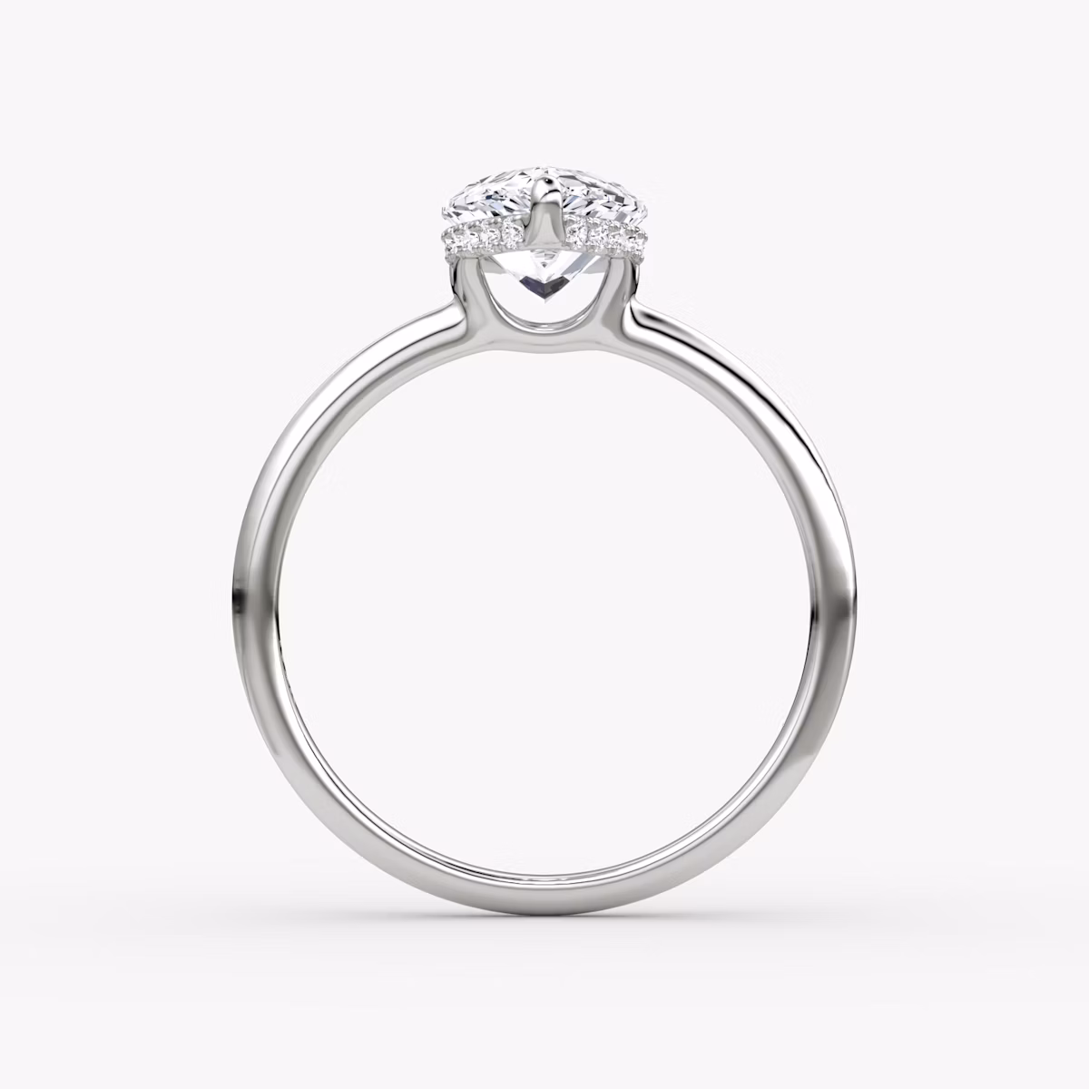Anillo de compromiso Signature | Pera | Platino | bandAccent: Simple | bandWidth: standard | hiddenHalo: yes | diamondOrientation: vertical | caratWeight: other