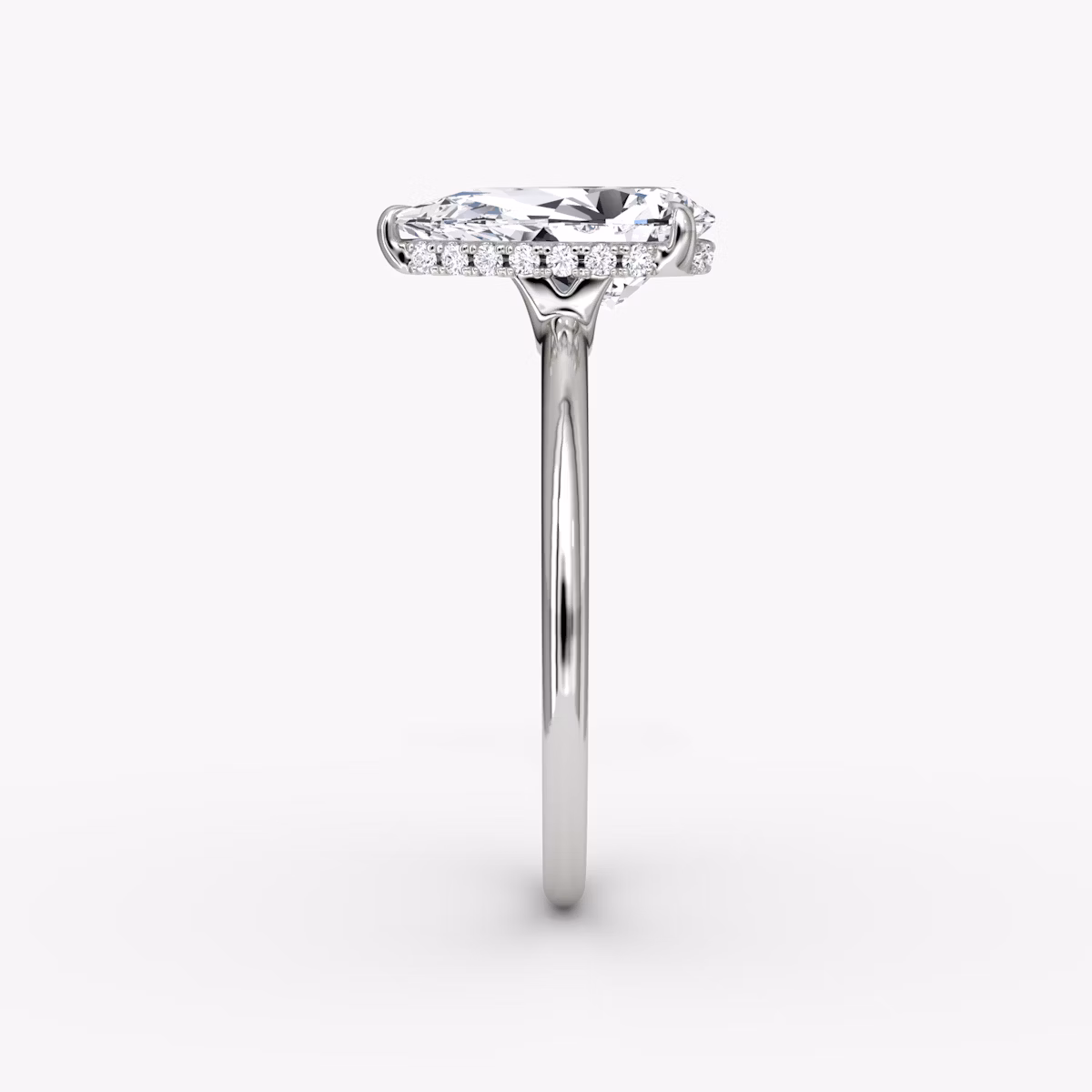 Anillo de compromiso Signature | Pera | Platino | bandAccent: Simple | bandWidth: standard | hiddenHalo: yes | diamondOrientation: vertical | caratWeight: other