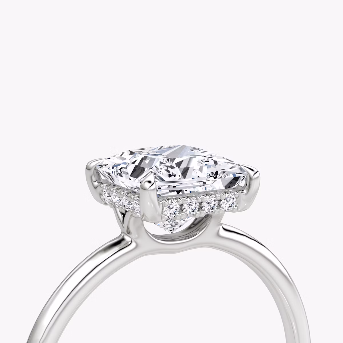 Anillo de compromiso Signature | Princesa | 18k | Oro blanco | bandAccent: Simple | bandWidth: standard | hiddenHalo: yes | diamondOrientation: horizontal | caratWeight: other