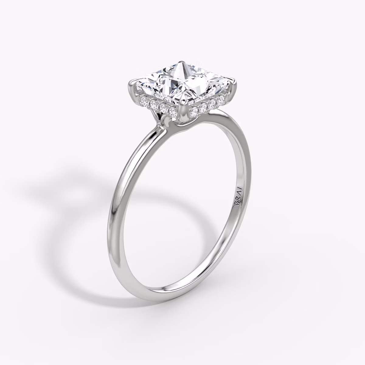 Anillo de compromiso Signature | Princesa | 18k | Oro blanco | bandAccent: Simple | bandWidth: standard | hiddenHalo: yes | diamondOrientation: horizontal | caratWeight: other