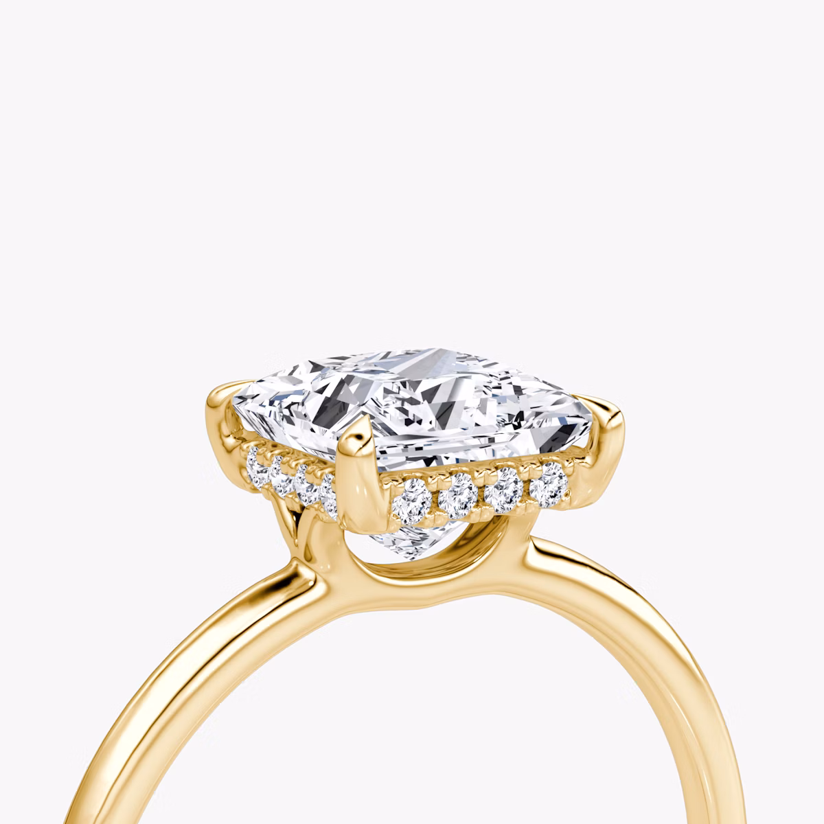 Anillo de compromiso Signature | Princesa | 18k | Oro amarillo | bandAccent: Simple | bandWidth: standard | hiddenHalo: yes | diamondOrientation: horizontal | caratWeight: other