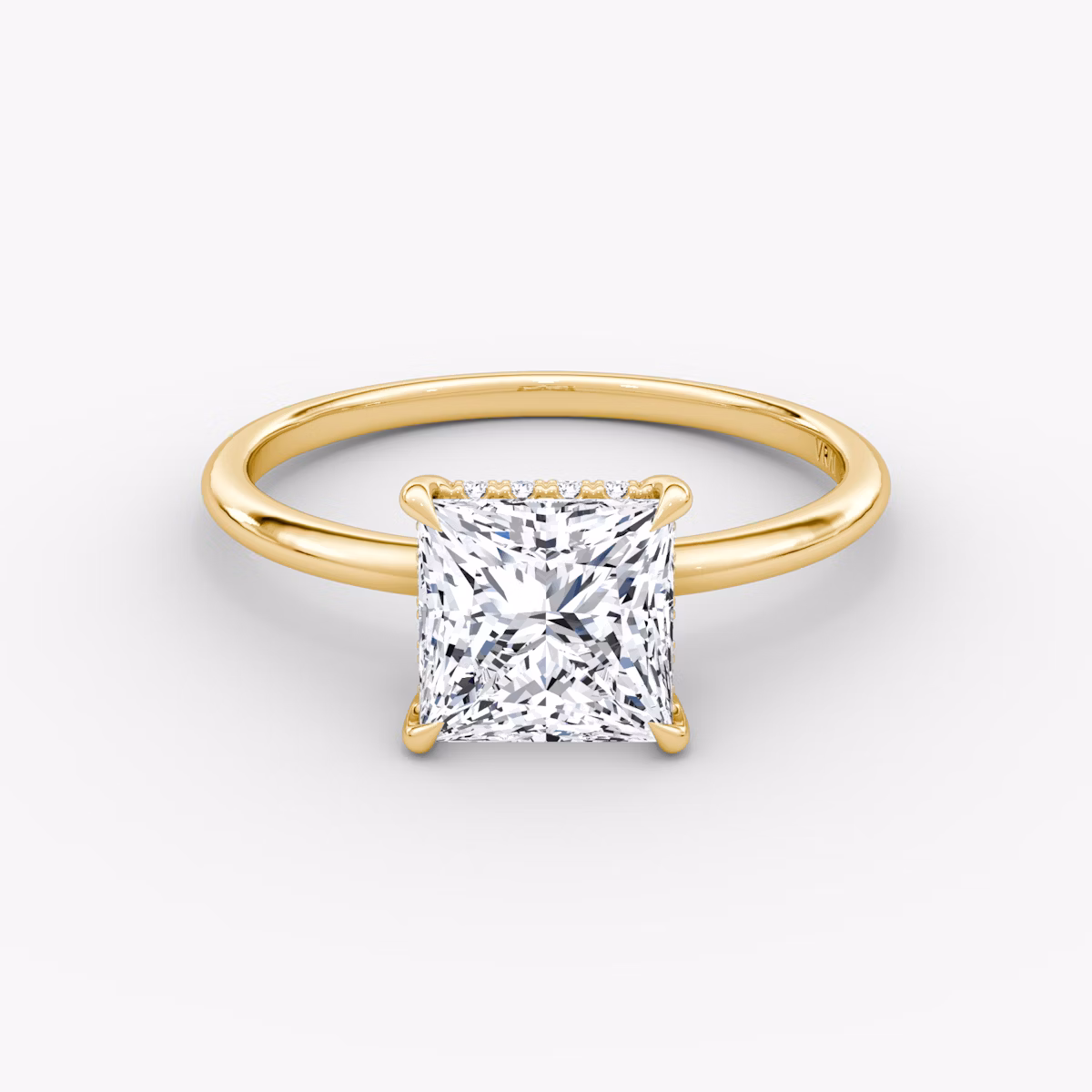 Anillo de compromiso Signature | Princesa | 18k | Oro amarillo | bandAccent: Simple | bandWidth: standard | hiddenHalo: yes | diamondOrientation: horizontal | caratWeight: other