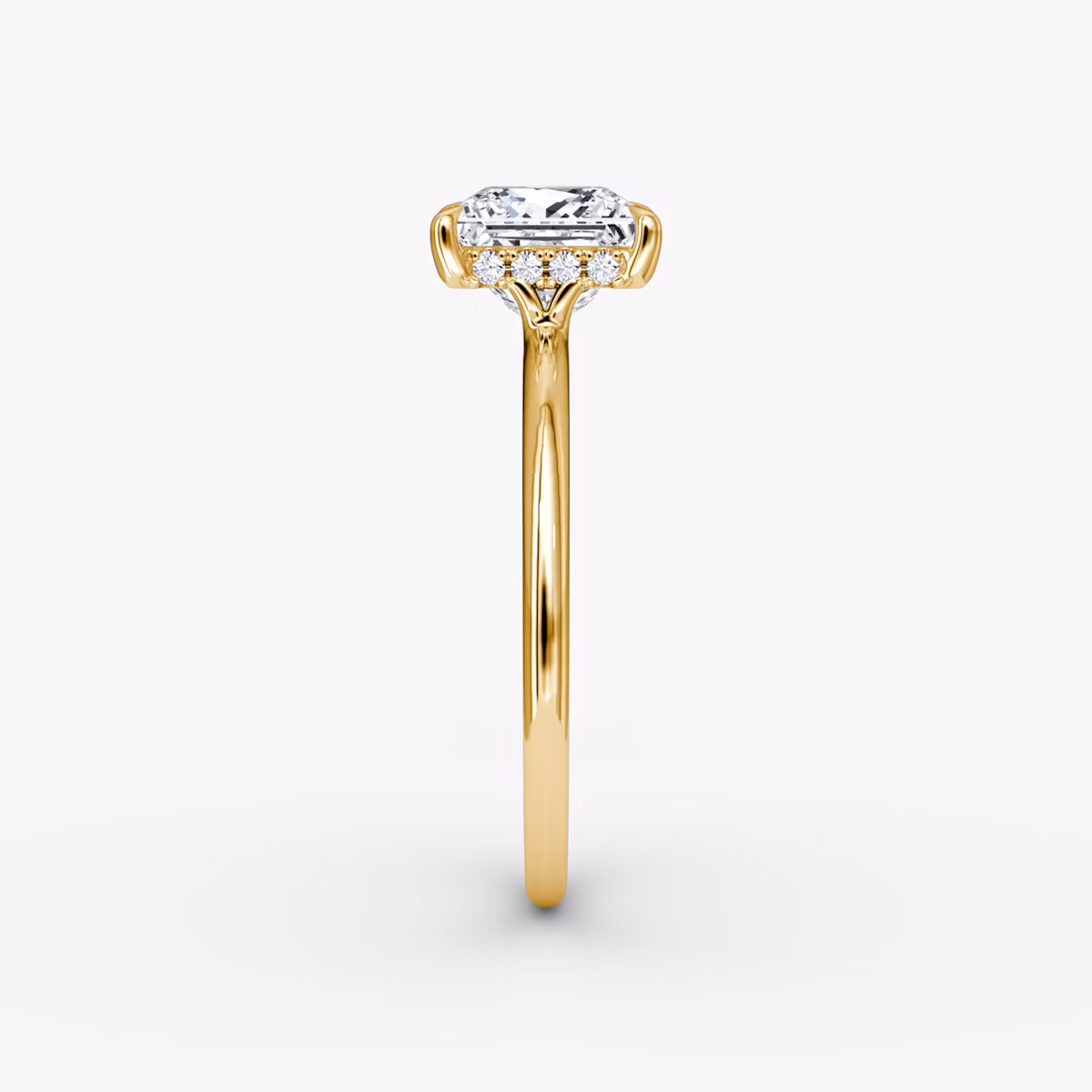 Anillo de compromiso Signature | Princesa | 18k | Oro amarillo | bandAccent: Simple | bandWidth: standard | hiddenHalo: yes | diamondOrientation: horizontal | caratWeight: other