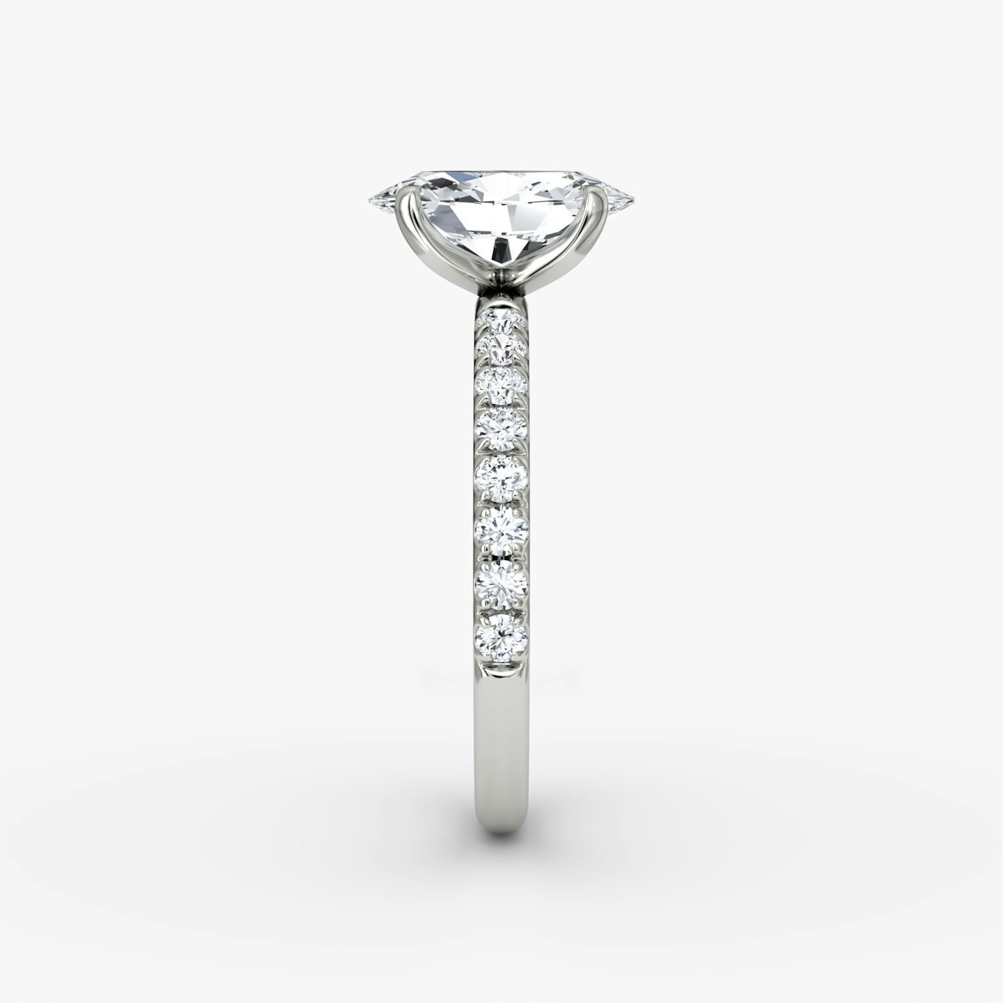 Anillo de compromiso Classic | Oval | Platino | bandAccent: Pavé | bandWidth: large | diamondOrientation: vertical | caratWeight: other