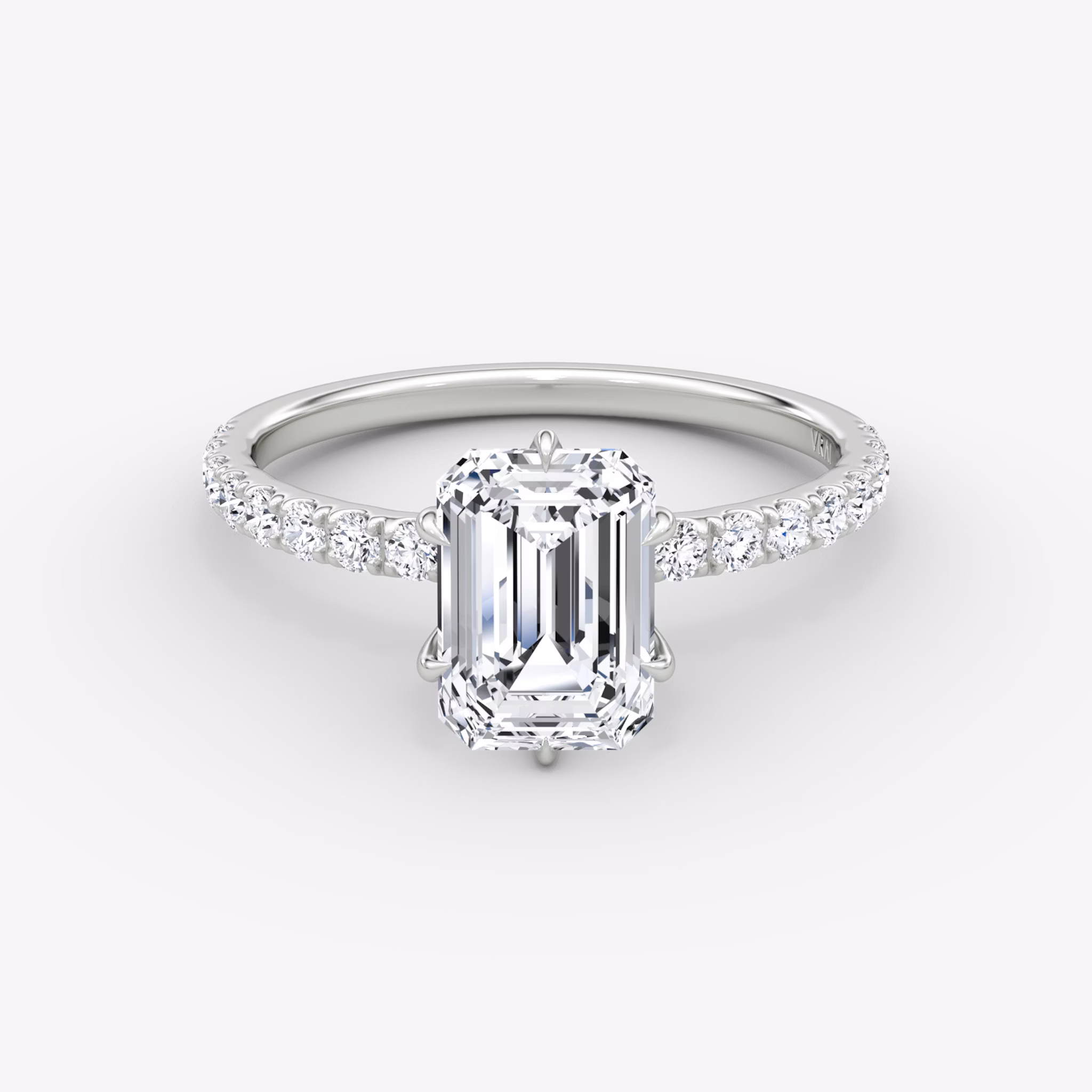 V | Emerald | Platin | bandAccent: Mit Pavé-Besatz | diamondOrientation: vertical | caratWeight: other