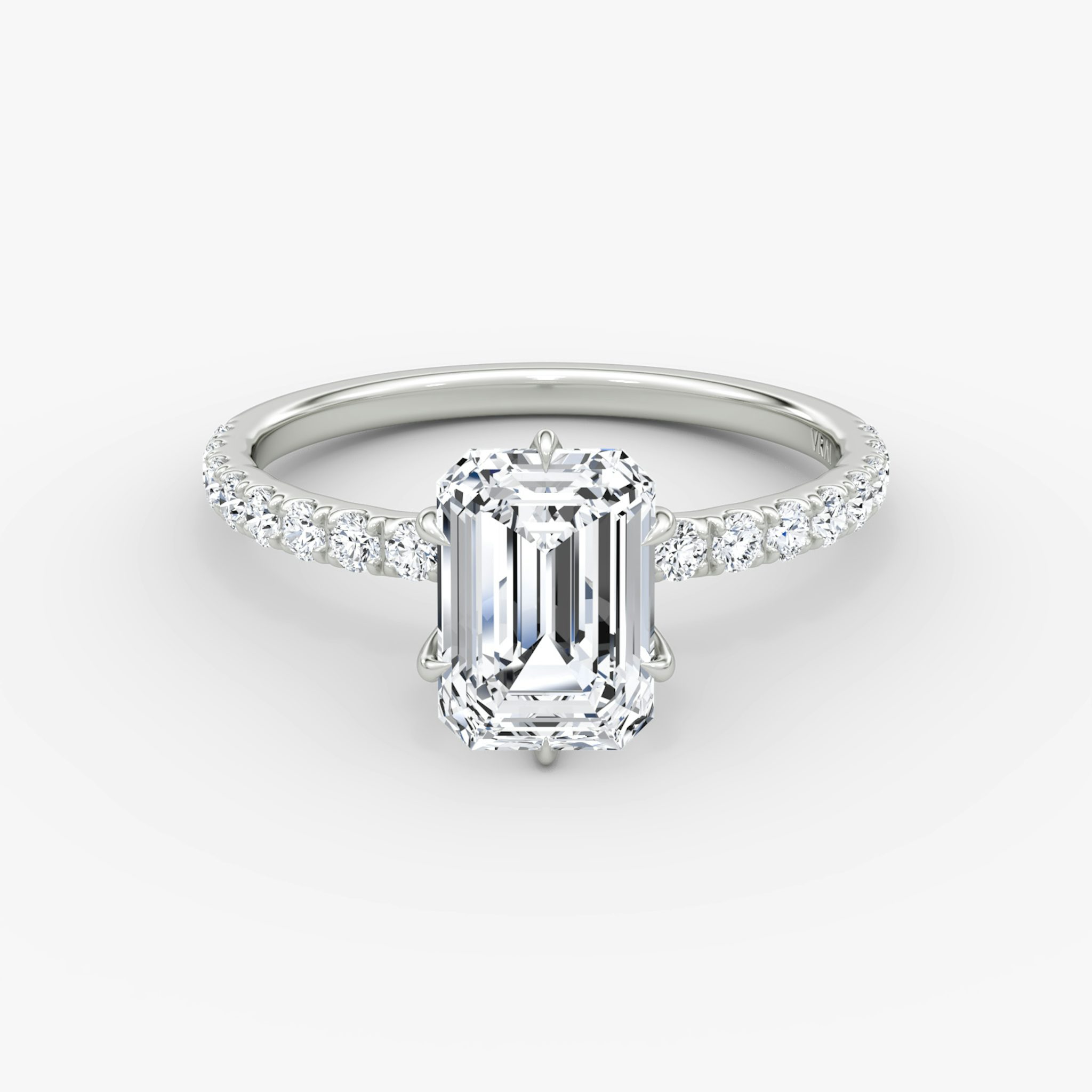 V | Emerald | Platin | bandAccent: Mit Pavé-Besatz | diamondOrientation: vertical | caratWeight: other