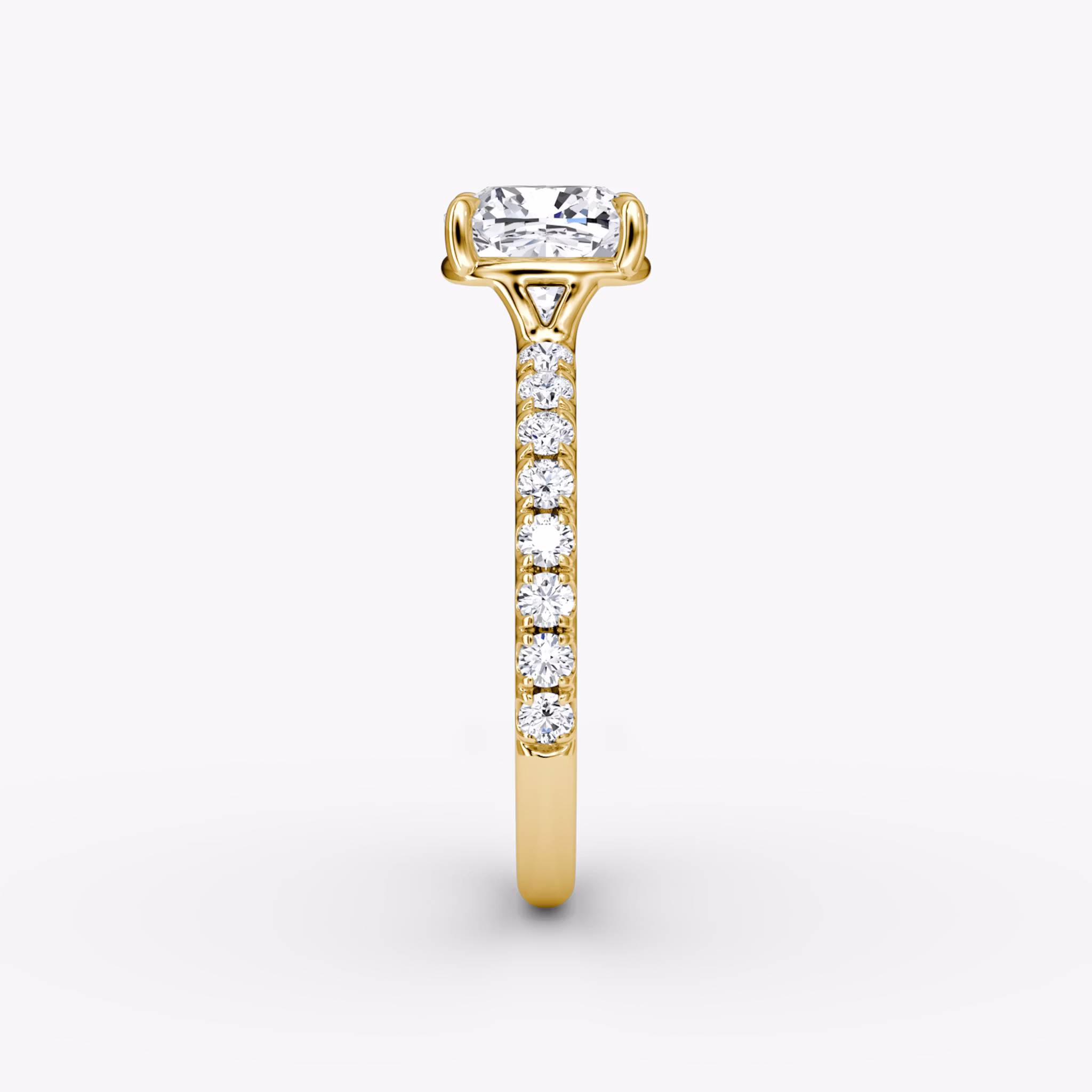 Signature | Cushion | 18k | Gelbgold | bandAccent: Mit Pavé-Besatz | bandWidth: large | hiddenHalo: no | diamondOrientation: vertical | caratWeight: other