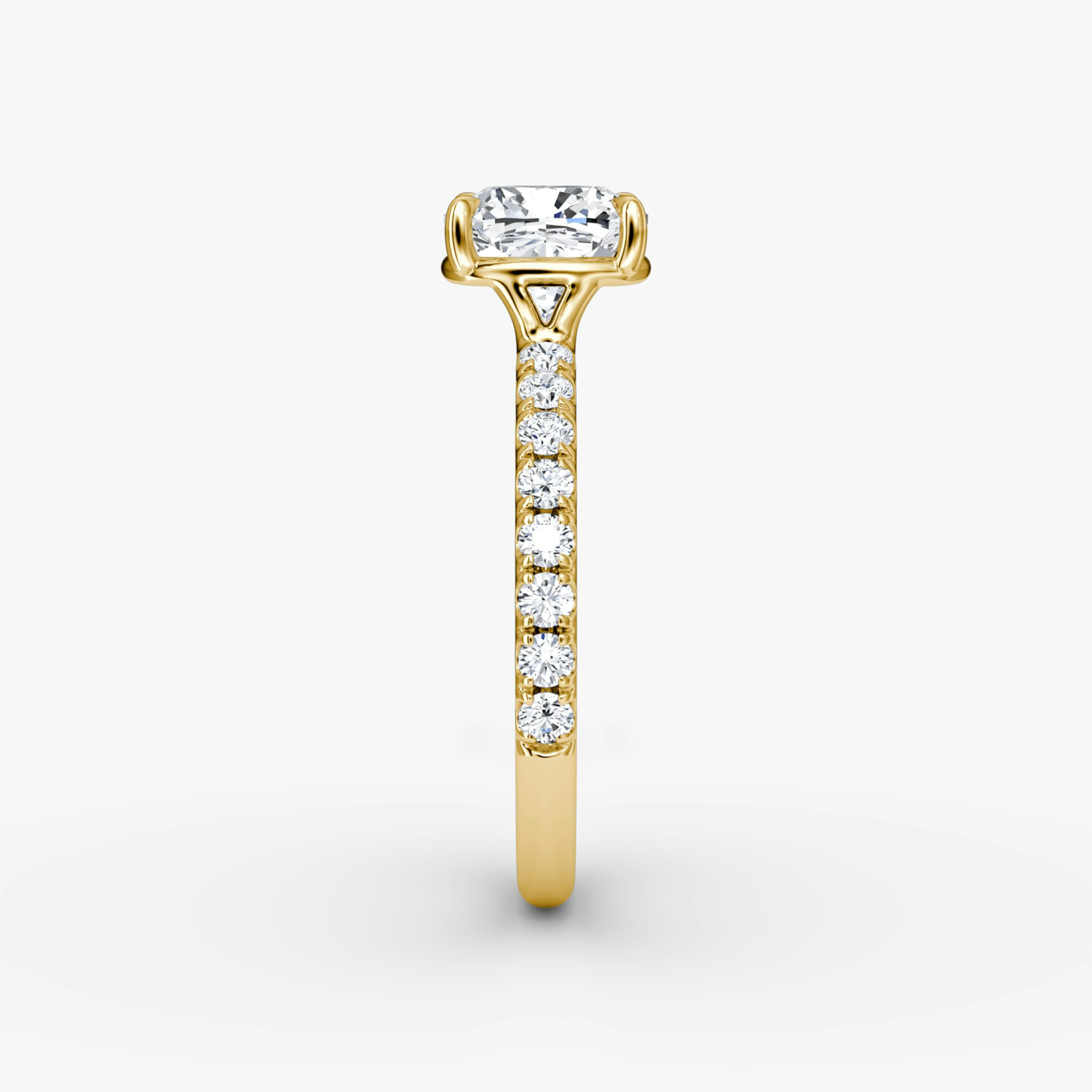 Signature | Cushion | 18k | Gelbgold | bandAccent: Mit Pavé-Besatz | bandWidth: large | hiddenHalo: no | diamondOrientation: vertical | caratWeight: other