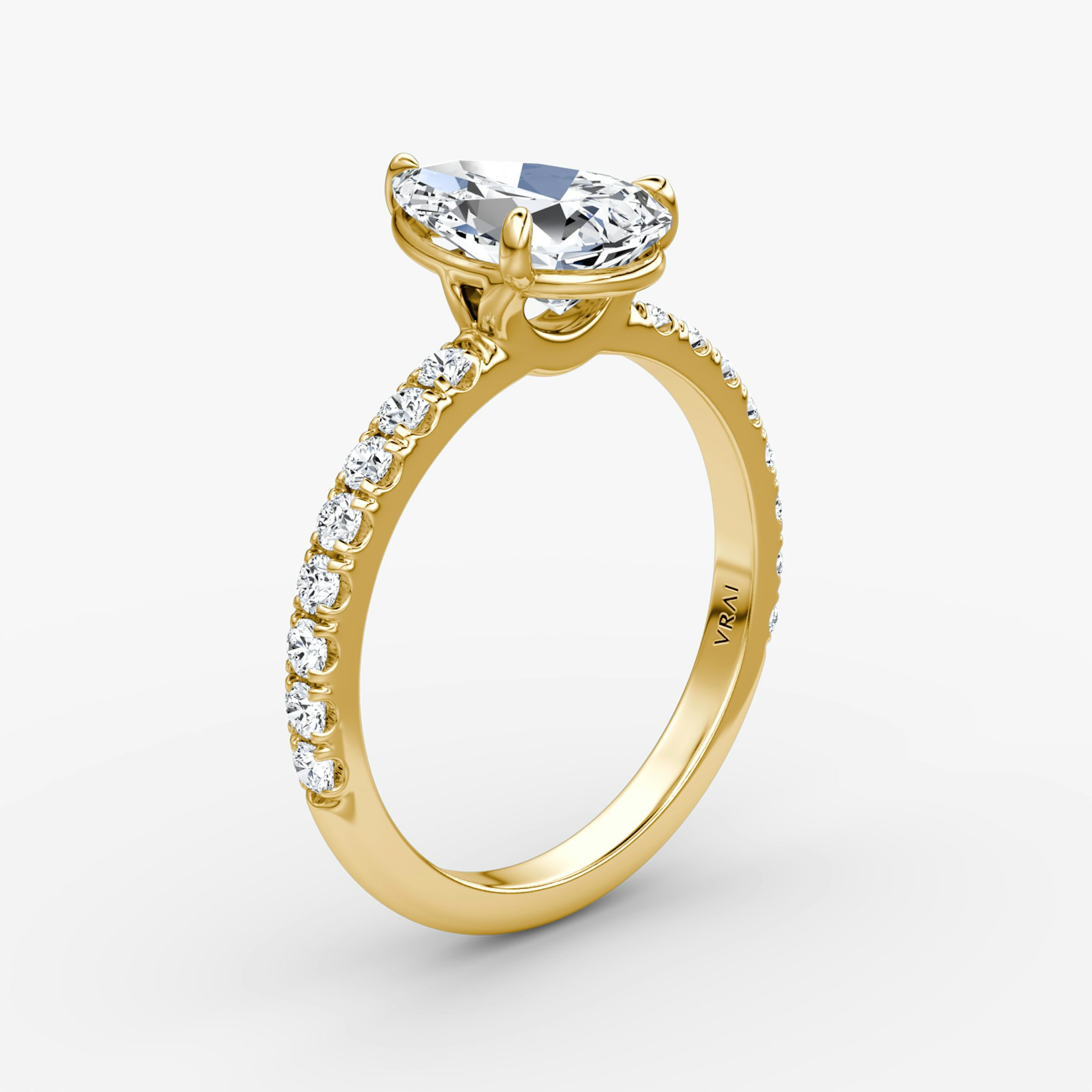 The Signature | Pear | 18k | Yellow Gold | bandAccent: Pavé | bandWidth: large | hiddenHalo: no | diamondOrientation: vertical | caratWeight: other