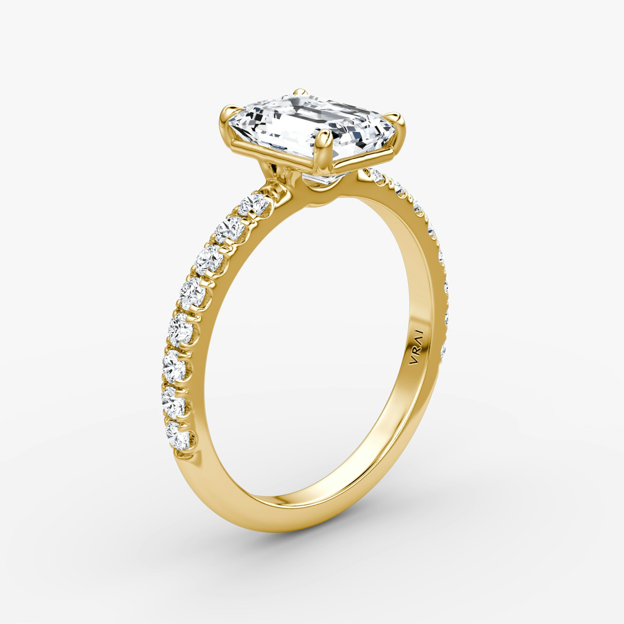 Signature | Emerald | 18k | Gelbgold | bandAccent: Mit Pavé-Besatz | bandWidth: large | hiddenHalo: no | diamondOrientation: vertical | caratWeight: other