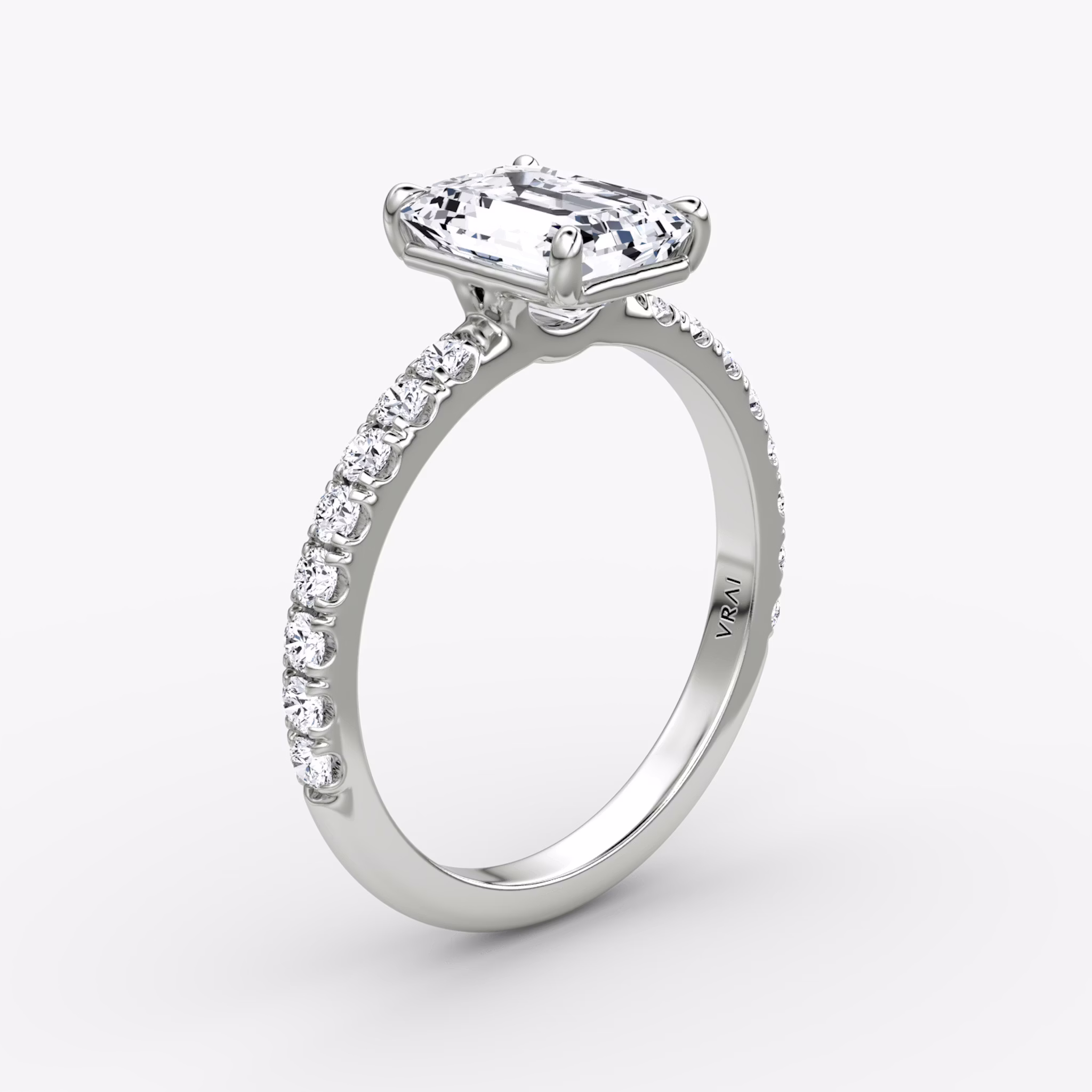 Signature | Emerald | 18k | Weißgold | bandAccent: Mit Pavé-Besatz | bandWidth: large | hiddenHalo: no | diamondOrientation: vertical | caratWeight: other