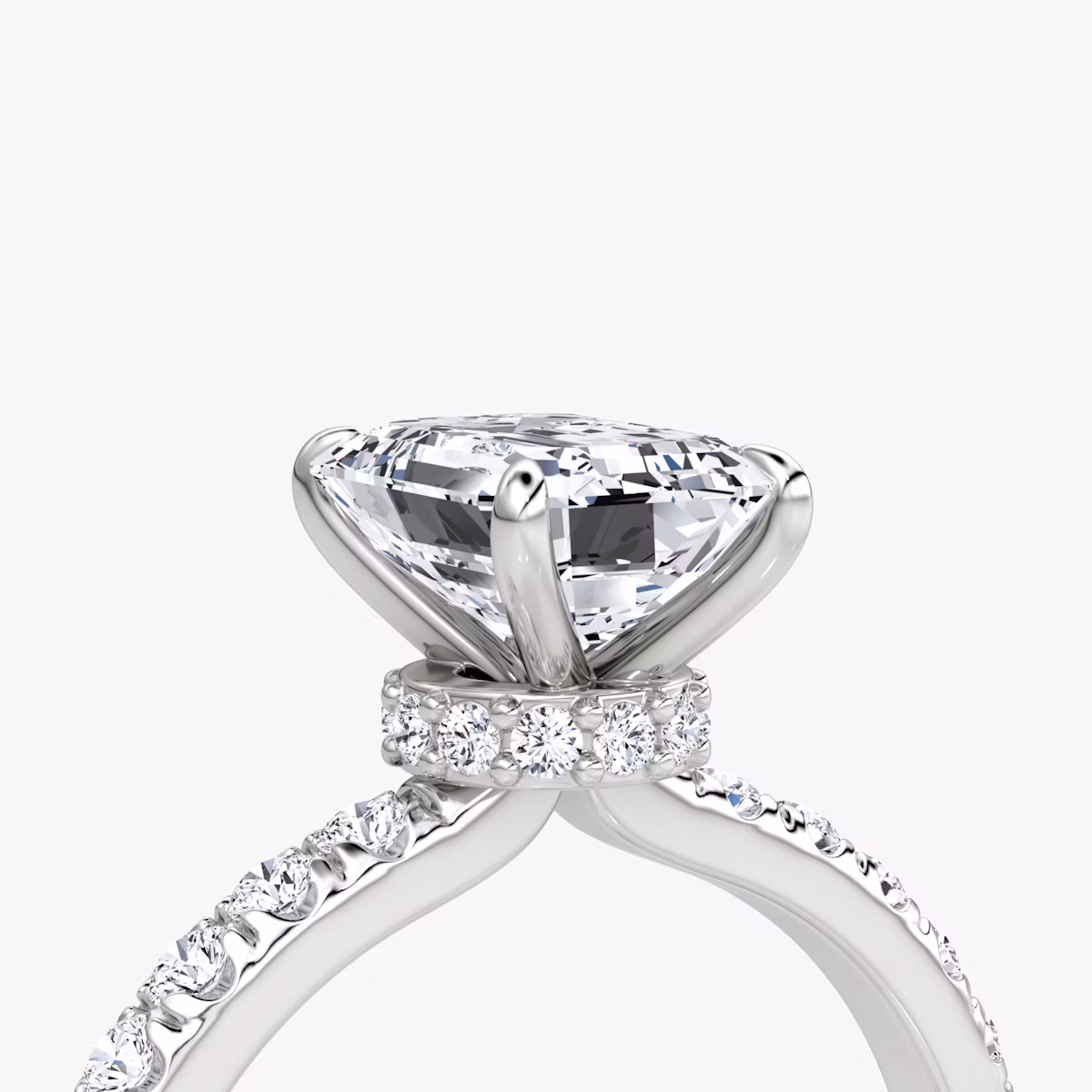 Anillo de compromiso Veiled Halo | Esmeralda | 18k | Oro blanco | bandAccent: Pavé | diamondOrientation: vertical | caratWeight: other