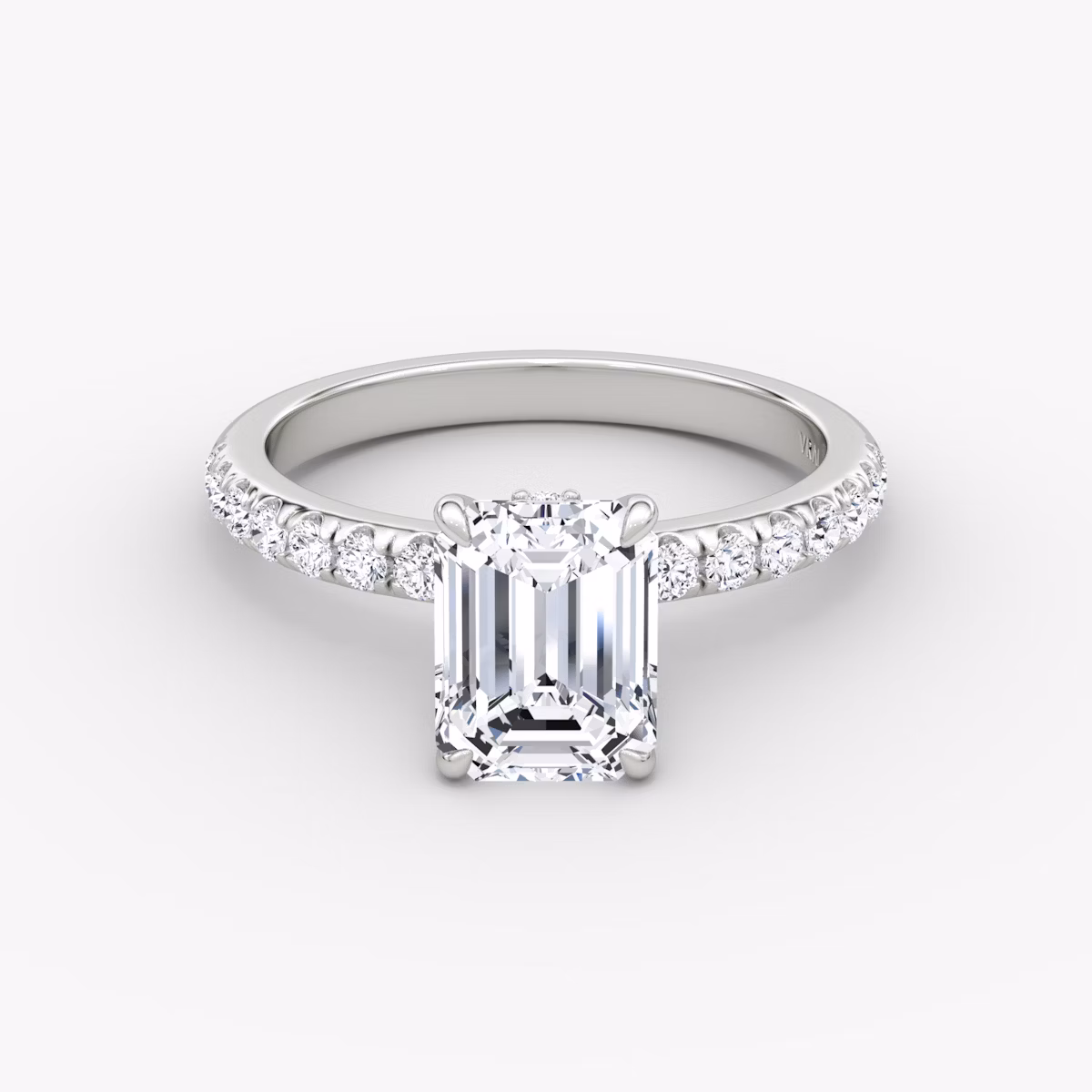 Anillo de compromiso Veiled Halo | Esmeralda | 18k | Oro blanco | bandAccent: Pavé | diamondOrientation: vertical | caratWeight: other