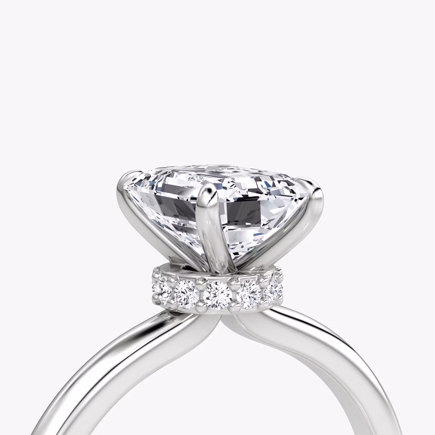 Veiled Halo | Emerald | 18k | Weißgold | bandAccent: Ohne Pavé-Besatz | diamondOrientation: vertical | caratWeight: other