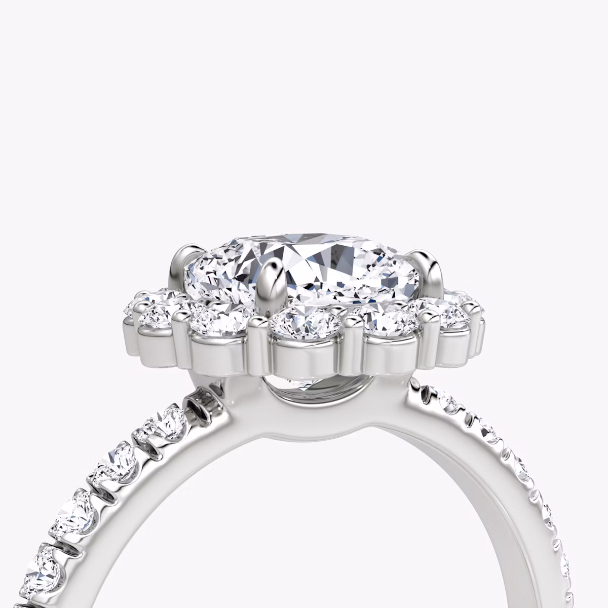 Signature Floral Halo | Cushion | 18k | Weißgold | bandAccent: Mit Pavé-Besatz | diamondOrientation: vertical | caratWeight: other