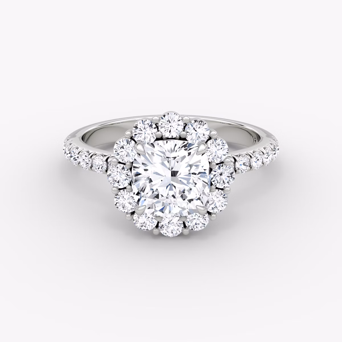 Signature Floral Halo | Cushion | 18k | Weißgold | bandAccent: Mit Pavé-Besatz | diamondOrientation: vertical | caratWeight: other