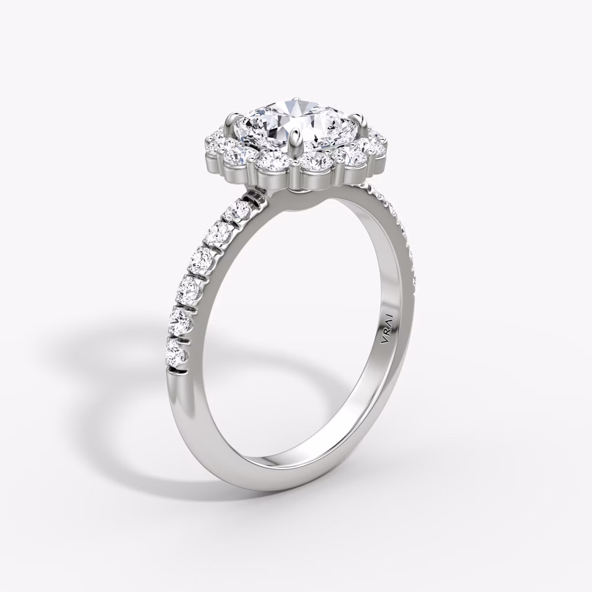 Signature Floral Halo | Cushion | 18k | Weißgold | bandAccent: Mit Pavé-Besatz | diamondOrientation: vertical | caratWeight: other