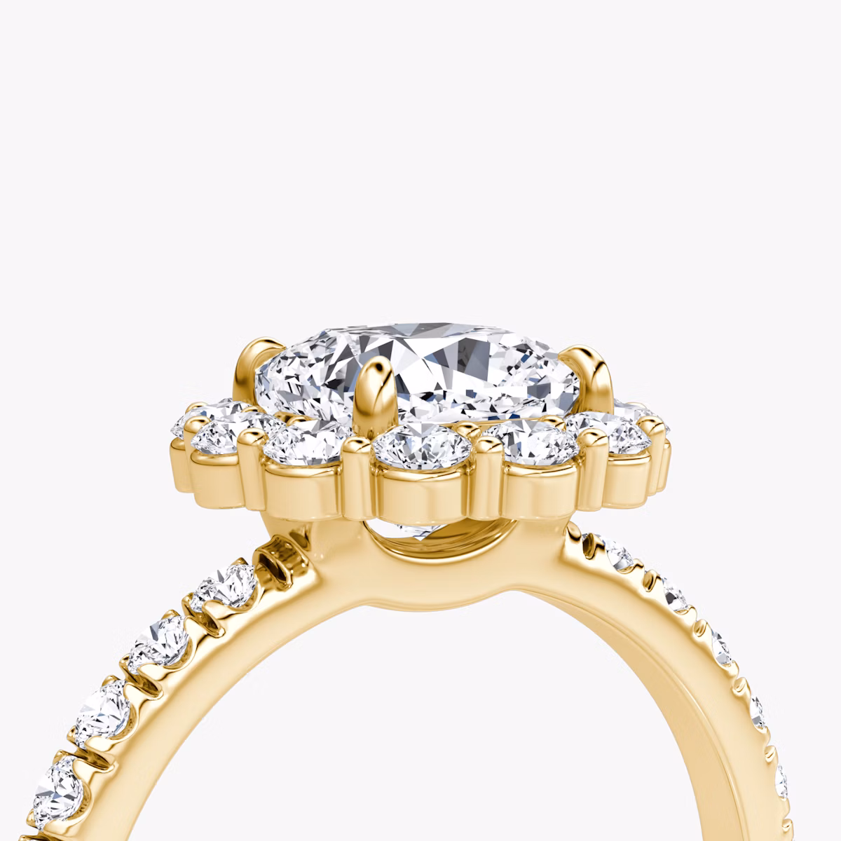 Signature Floral Halo | Cushion | 18k | Gelbgold | bandAccent: Mit Pavé-Besatz | diamondOrientation: vertical | caratWeight: other
