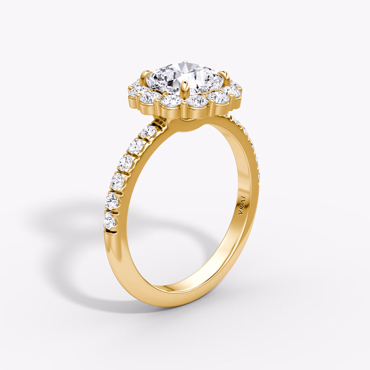 Signature Floral Halo | Cushion | 18k | Gelbgold | bandAccent: Mit Pavé-Besatz | diamondOrientation: vertical | caratWeight: other