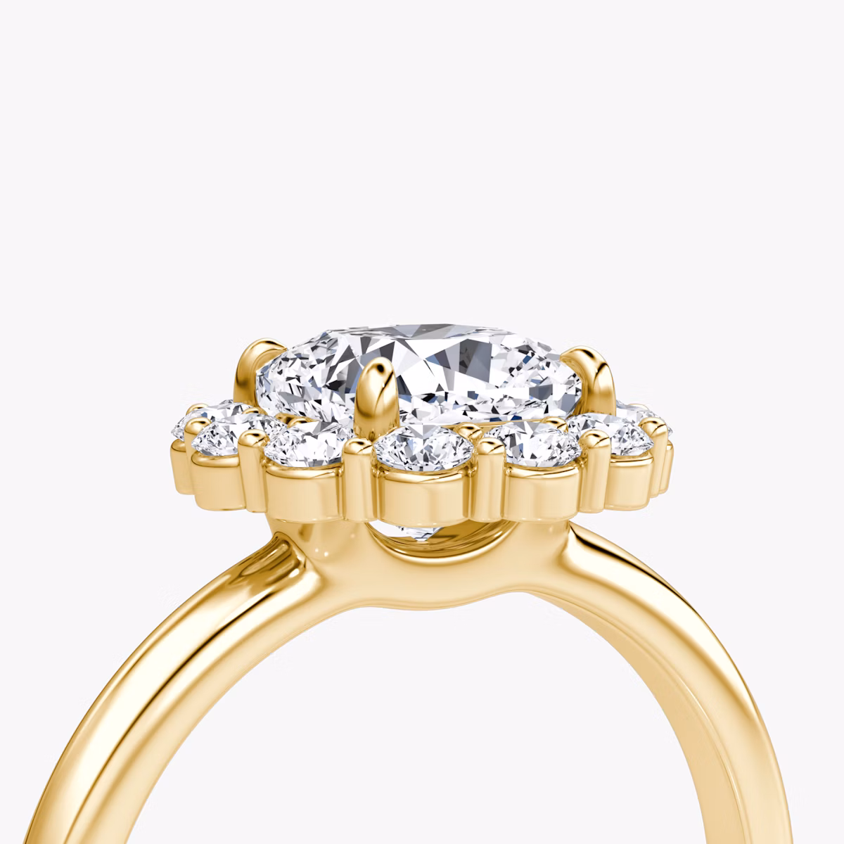 Signature Floral Halo | Cushion | 18k | Gelbgold | bandAccent: Ohne Pavé-Besatz | diamondOrientation: vertical | caratWeight: other