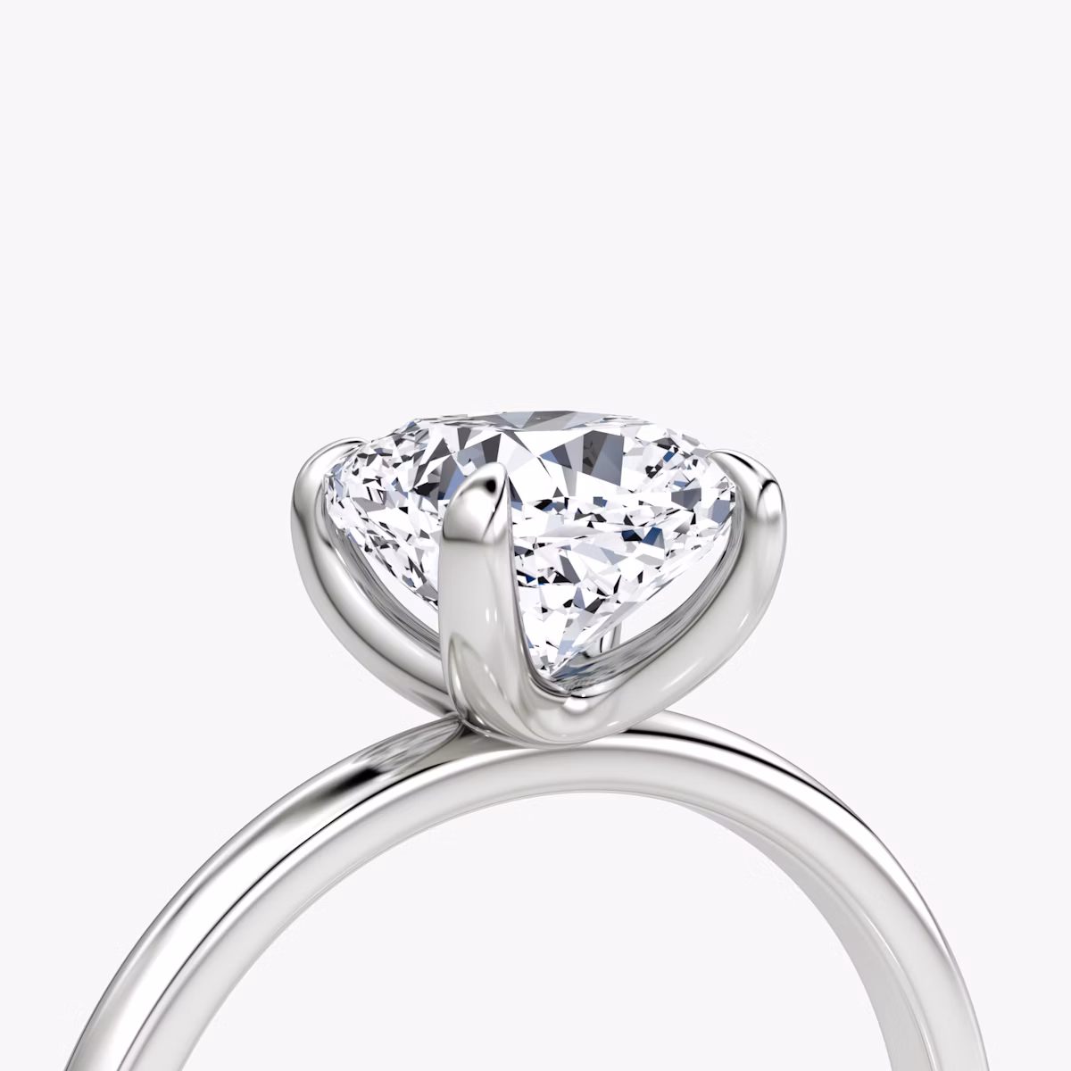 Classic | Cushion | 18k | Weißgold | bandAccent: Ohne Pavé-Besatz | bandWidth: standard | diamondOrientation: vertical | caratWeight: other
