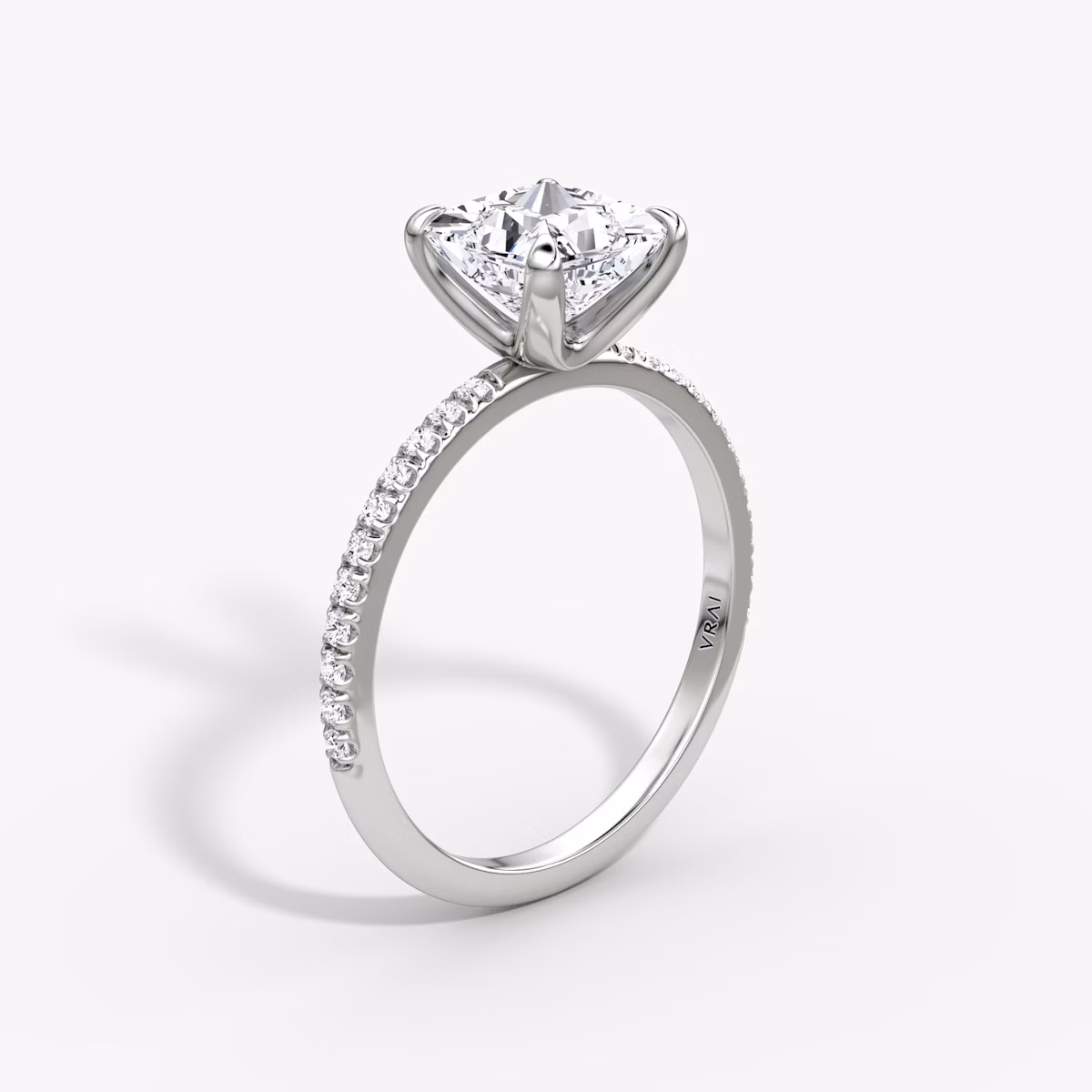 Classic | Princess | Platin | bandAccent: Mit Pavé-Besatz | bandWidth: standard | diamondOrientation: vertical | caratWeight: other