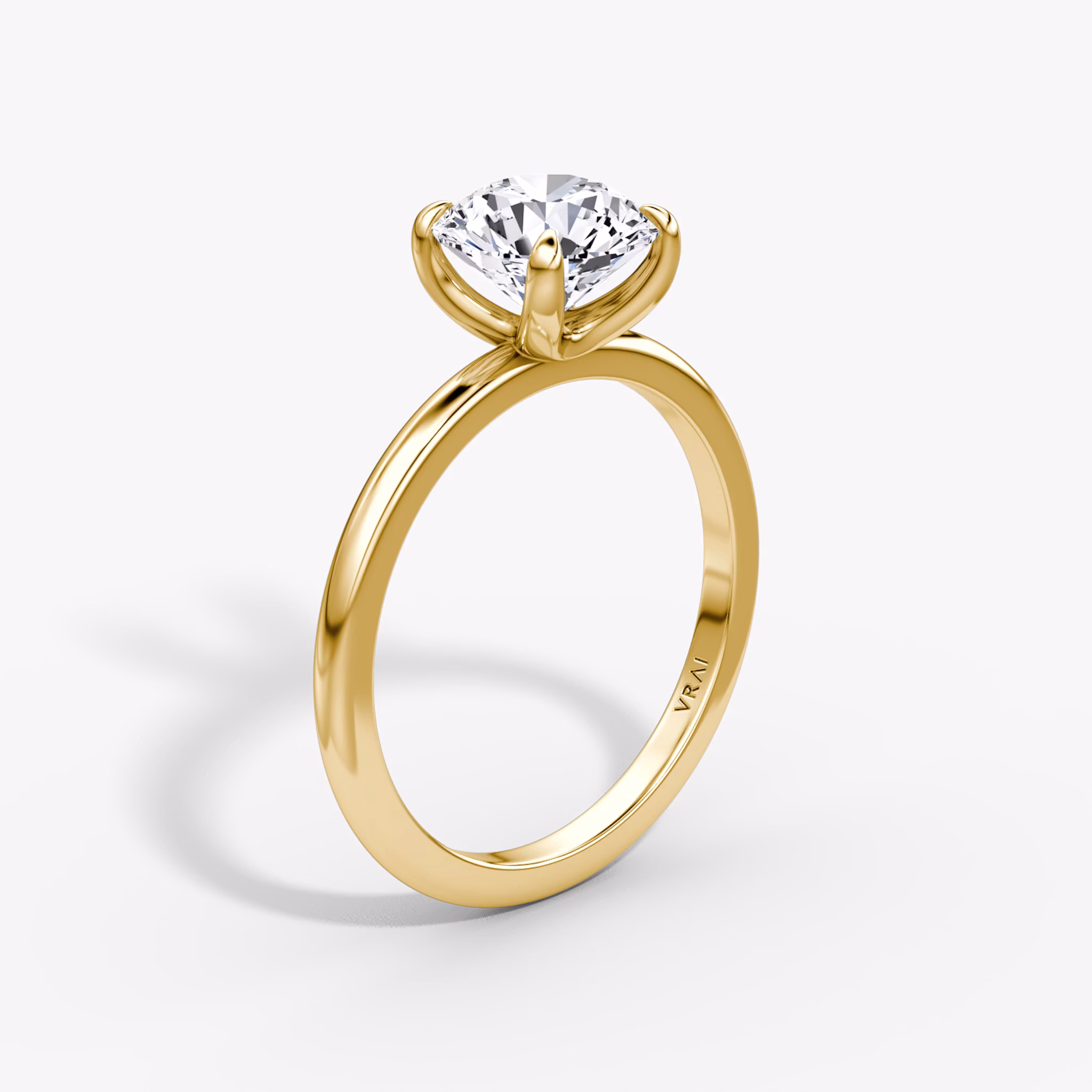Bague de fiançailles en or jaune avec diamant rond brillant et monture dôme classique à 4 griffes, conçue par VRAI.