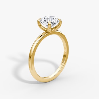 Verlobungsring mit rundem Brillantschliff in Gelbgold und klassischer 4-Krappen-Kuppelfassung, entworfen von VRAI.