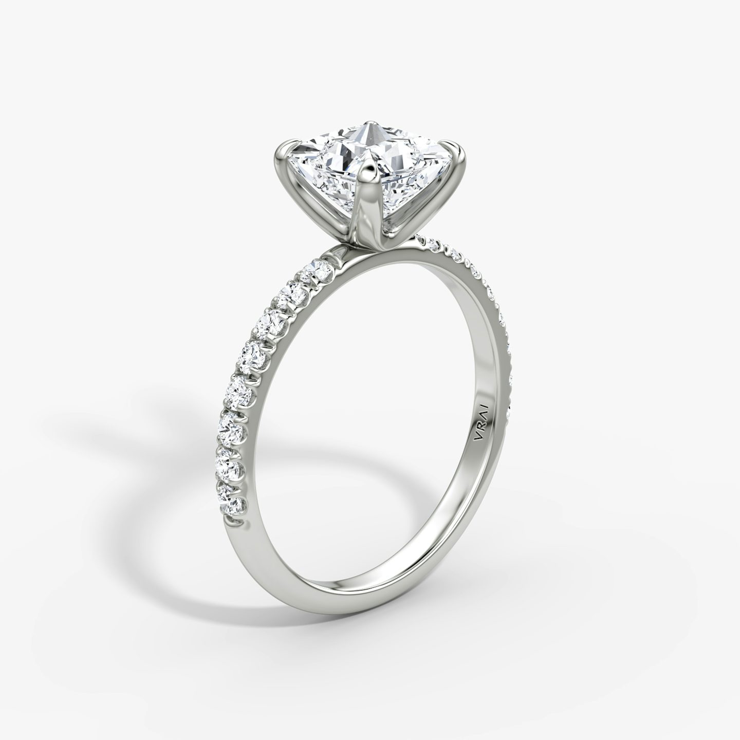 Classic | Princess | 18k | Weißgold | bandAccent: Mit Pavé-Besatz | bandWidth: large | diamondOrientation: vertical | caratWeight: other