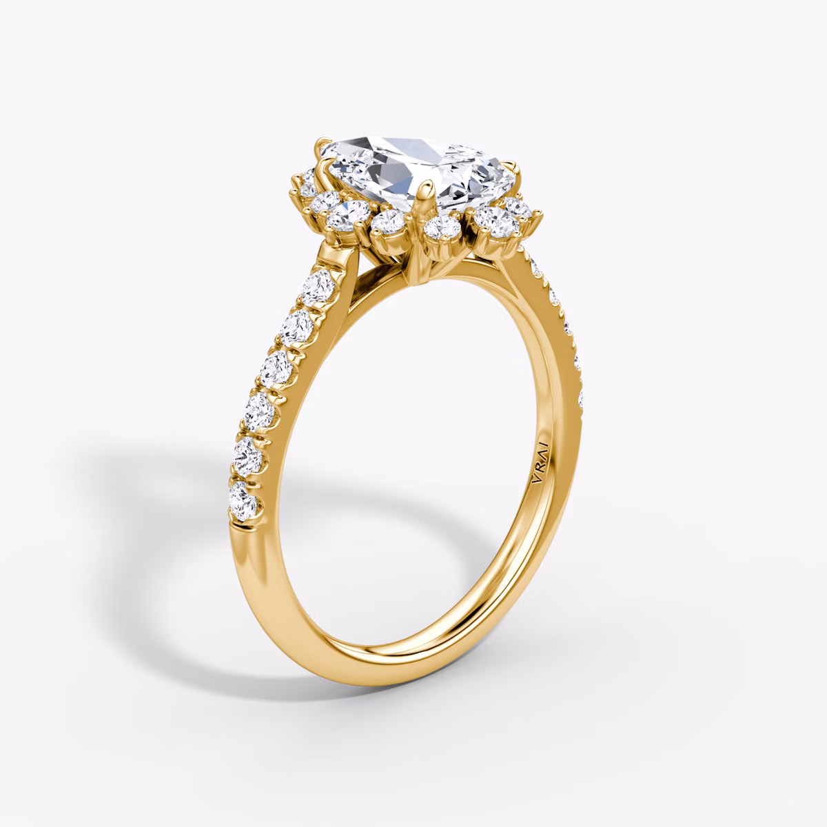 Anillo de compromiso Aurora Halo | Pera | 18k | Oro amarillo | bandAccent: Pavé | diamondOrientation: vertical | caratWeight: other