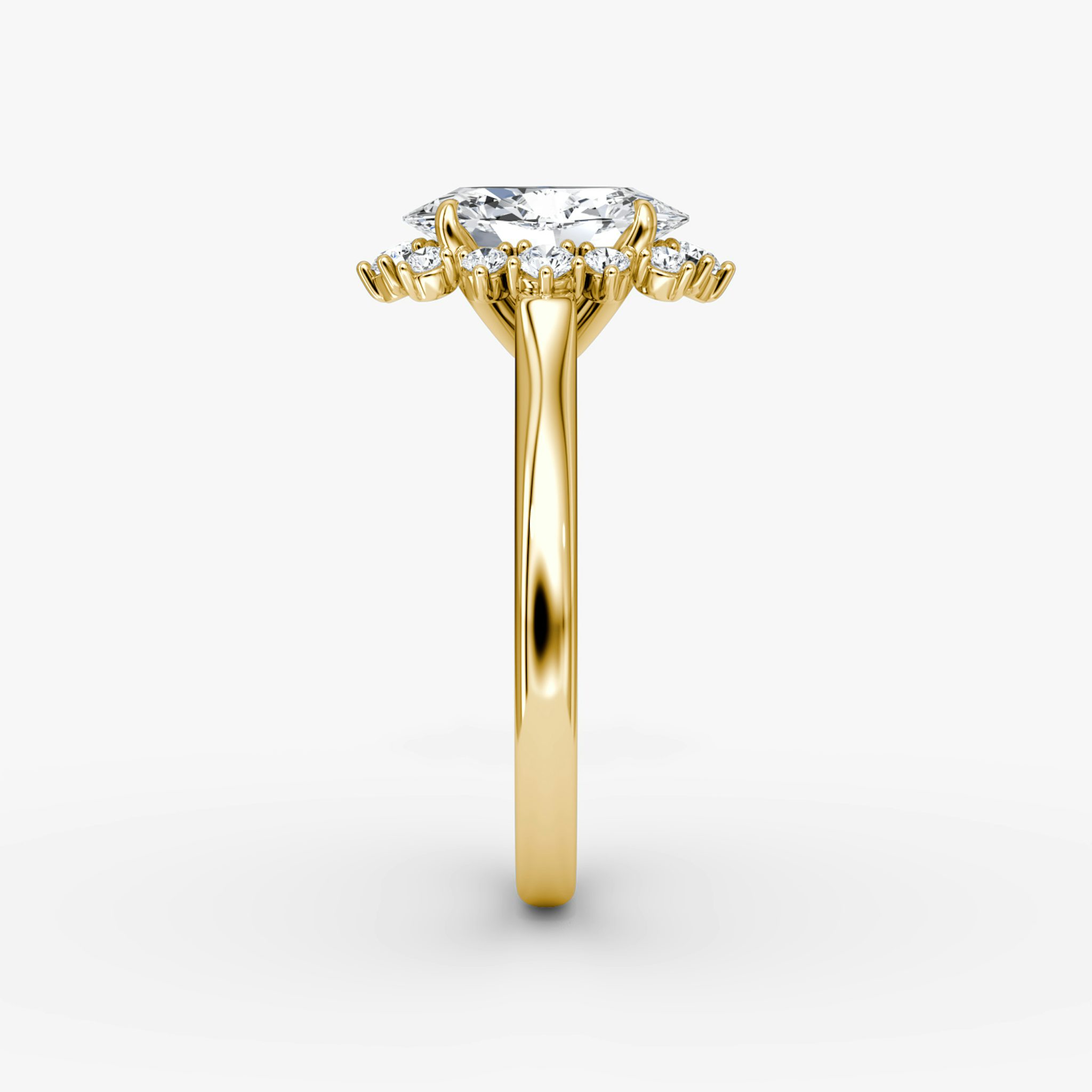 The Aurora Halo | Oval | 18k | Yellow Gold | bandAccent: Plain | diamondOrientation: vertical | caratWeight: other