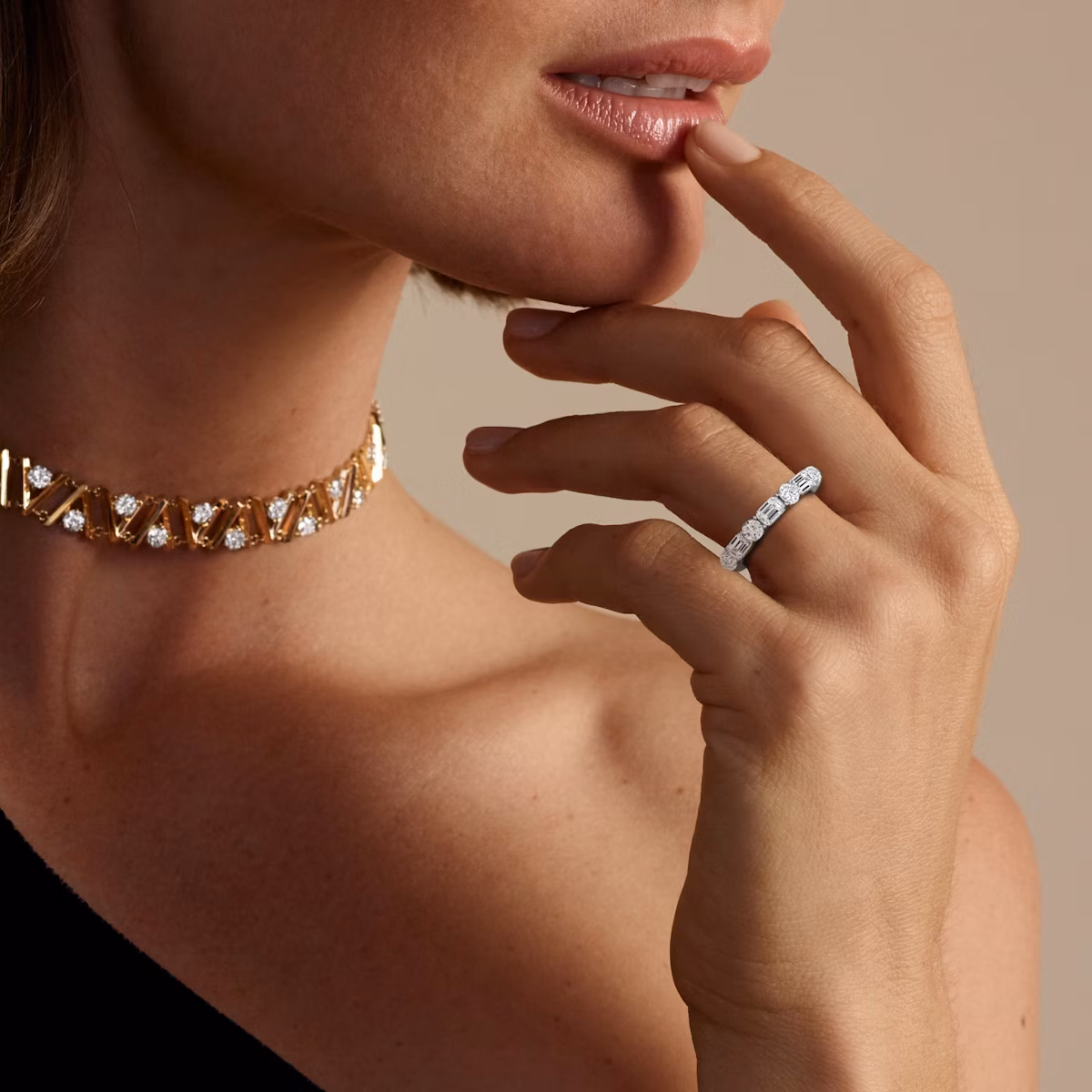 Alternating Shapes Eternity Ring | Rund und Emerald | 18k | Weißgold