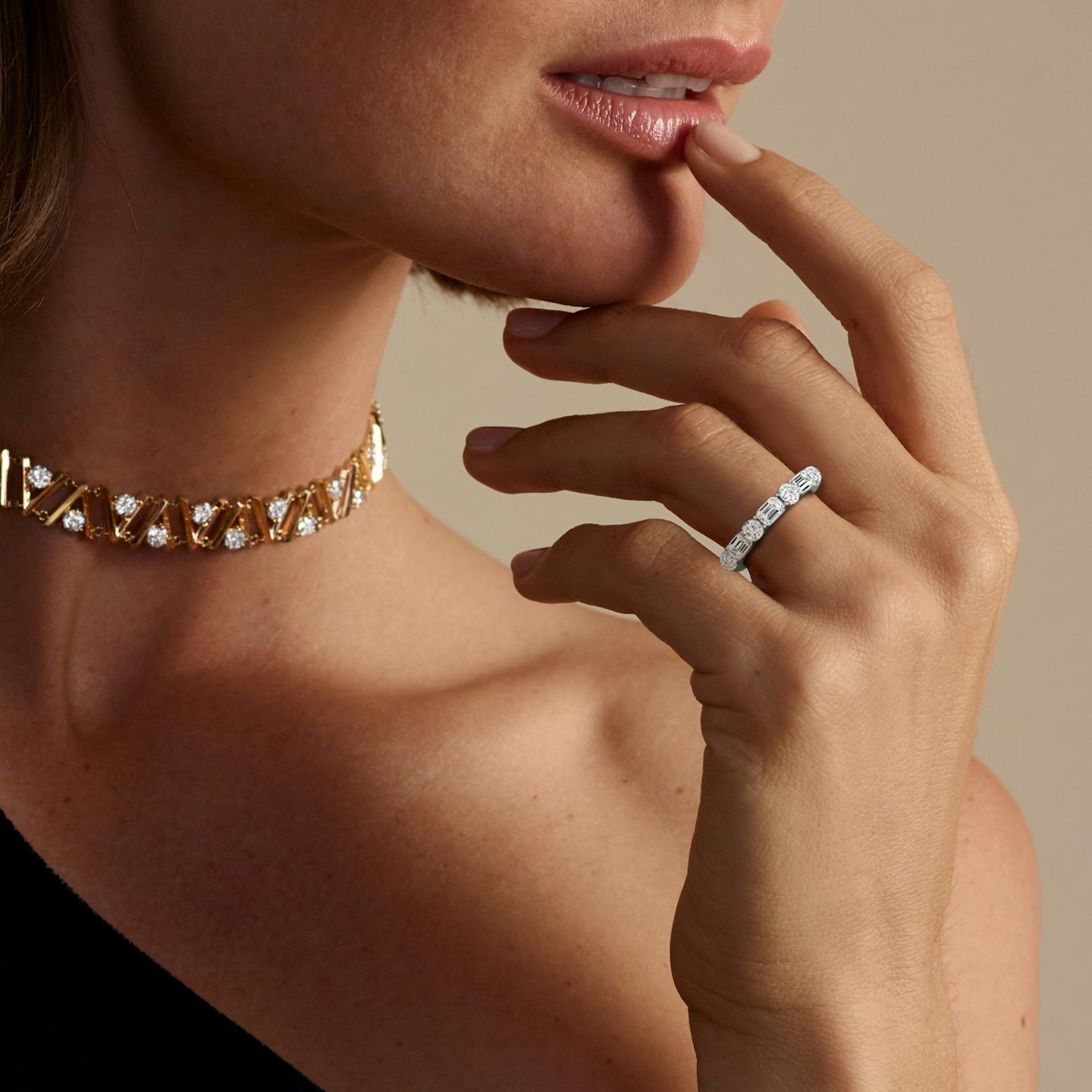 Alternating Shapes Eternity Ring | Rund und Emerald | Platin