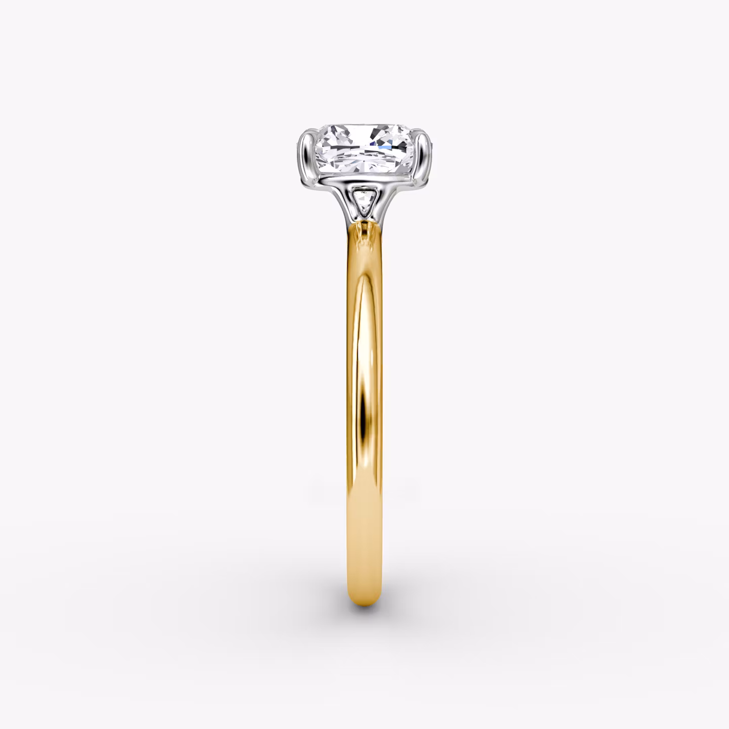 Anillo de compromiso Signature | Cojín | 18k | Oro amarillo y platino | bandAccent: Simple | bandWidth: standard | hiddenHalo: no | diamondOrientation: horizontal | caratWeight: other