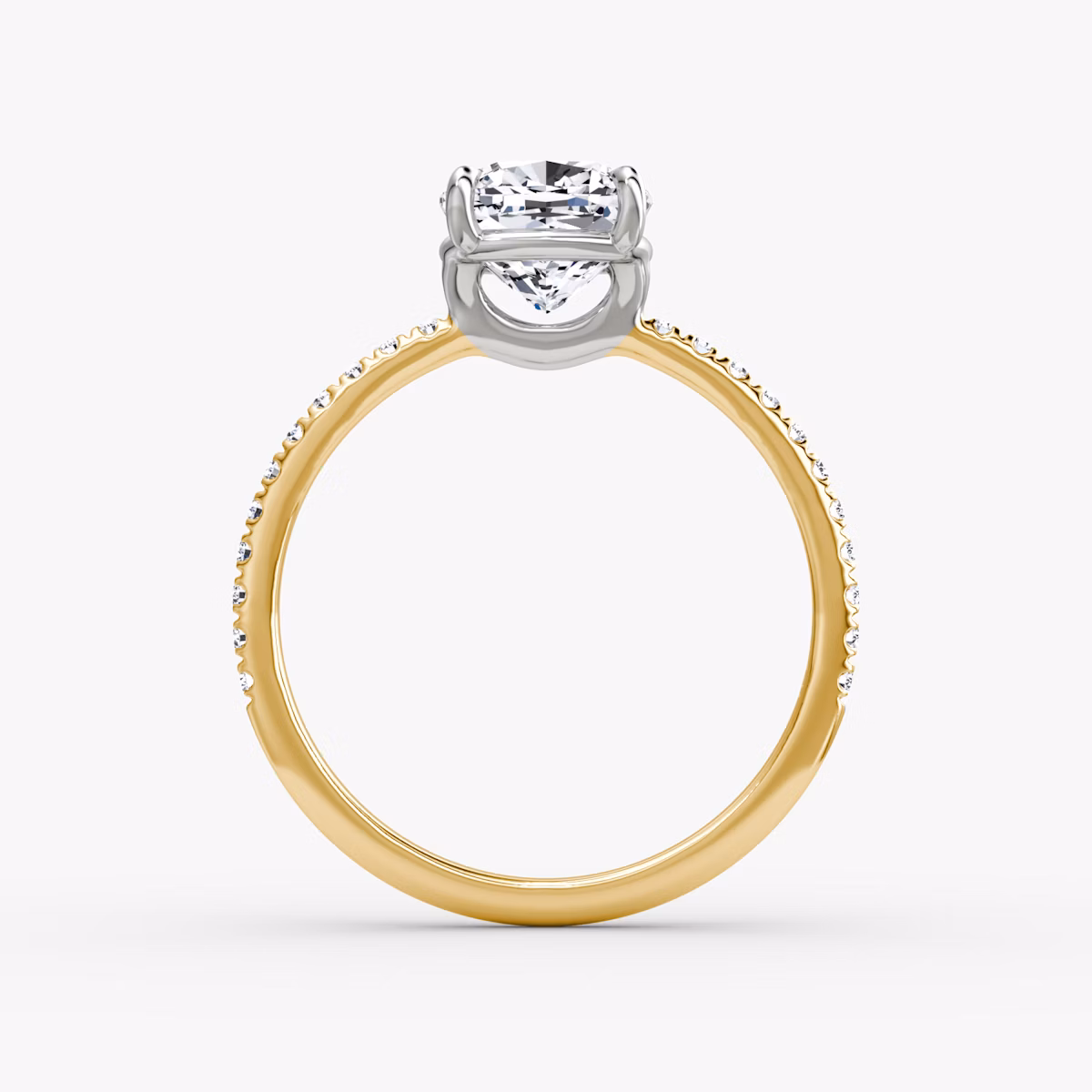 Anillo de compromiso Signature | Cojín | 18k | Oro amarillo y platino | bandAccent: Pavé | bandWidth: standard | hiddenHalo: no | diamondOrientation: vertical | caratWeight: other