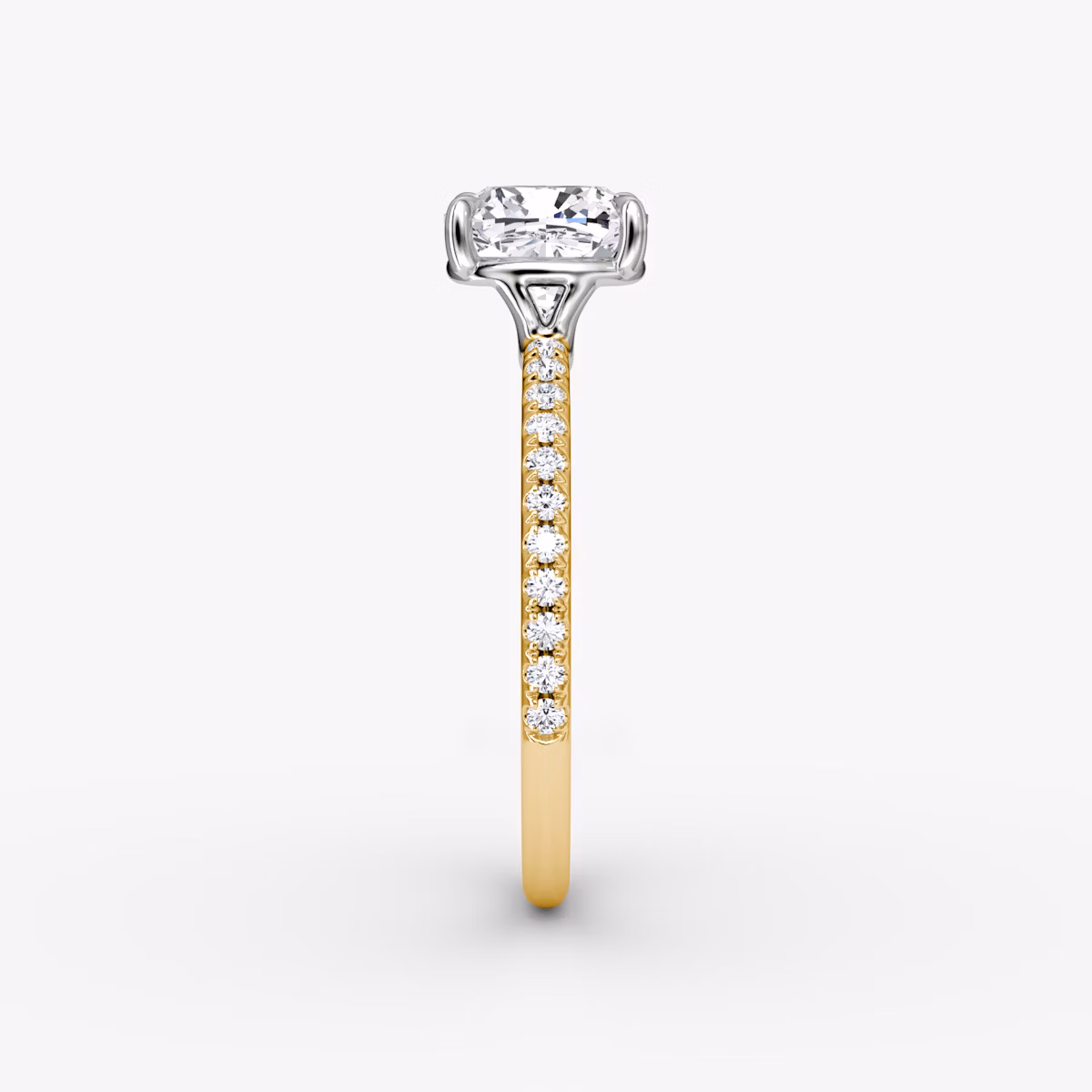 Anillo de compromiso Signature | Cojín | 18k | Oro amarillo y platino | bandAccent: Pavé | bandWidth: standard | hiddenHalo: no | diamondOrientation: vertical | caratWeight: other