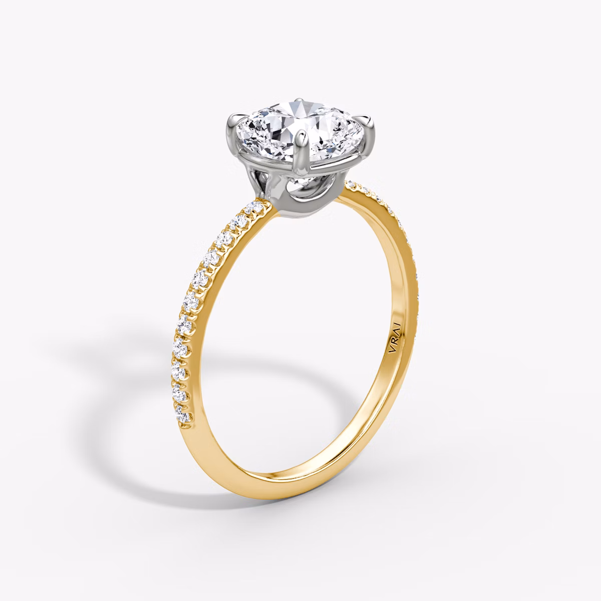 Anillo de compromiso Signature | Cojín | 18k | Oro amarillo y platino | bandAccent: Pavé | bandWidth: standard | hiddenHalo: no | diamondOrientation: vertical | caratWeight: other