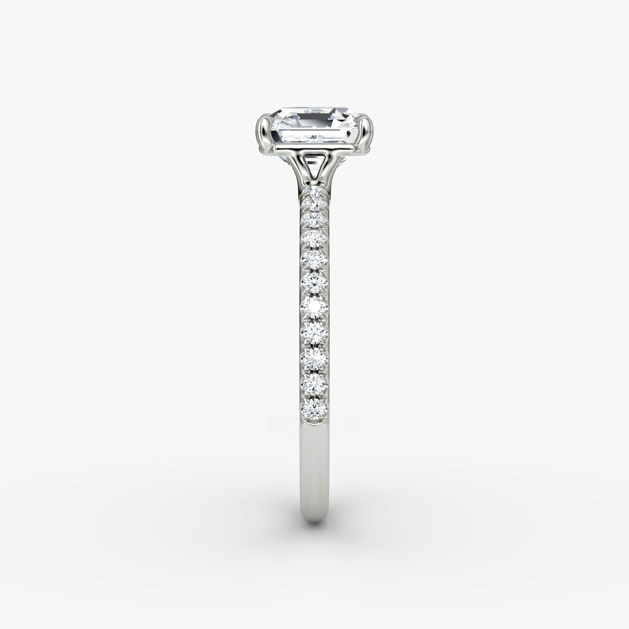 Signature | Asscher | Platin | bandAccent: Mit Pavé-Besatz | bandWidth: standard | hiddenHalo: no | diamondOrientation: horizontal | caratWeight: other